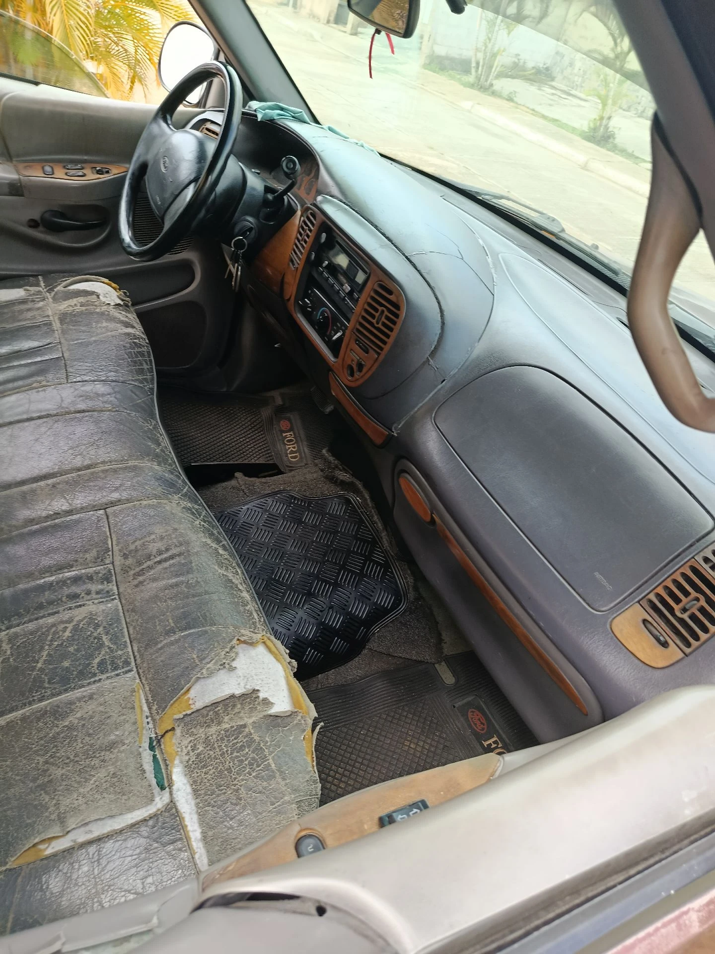 1999 Ford F-150 XLT — photo 6