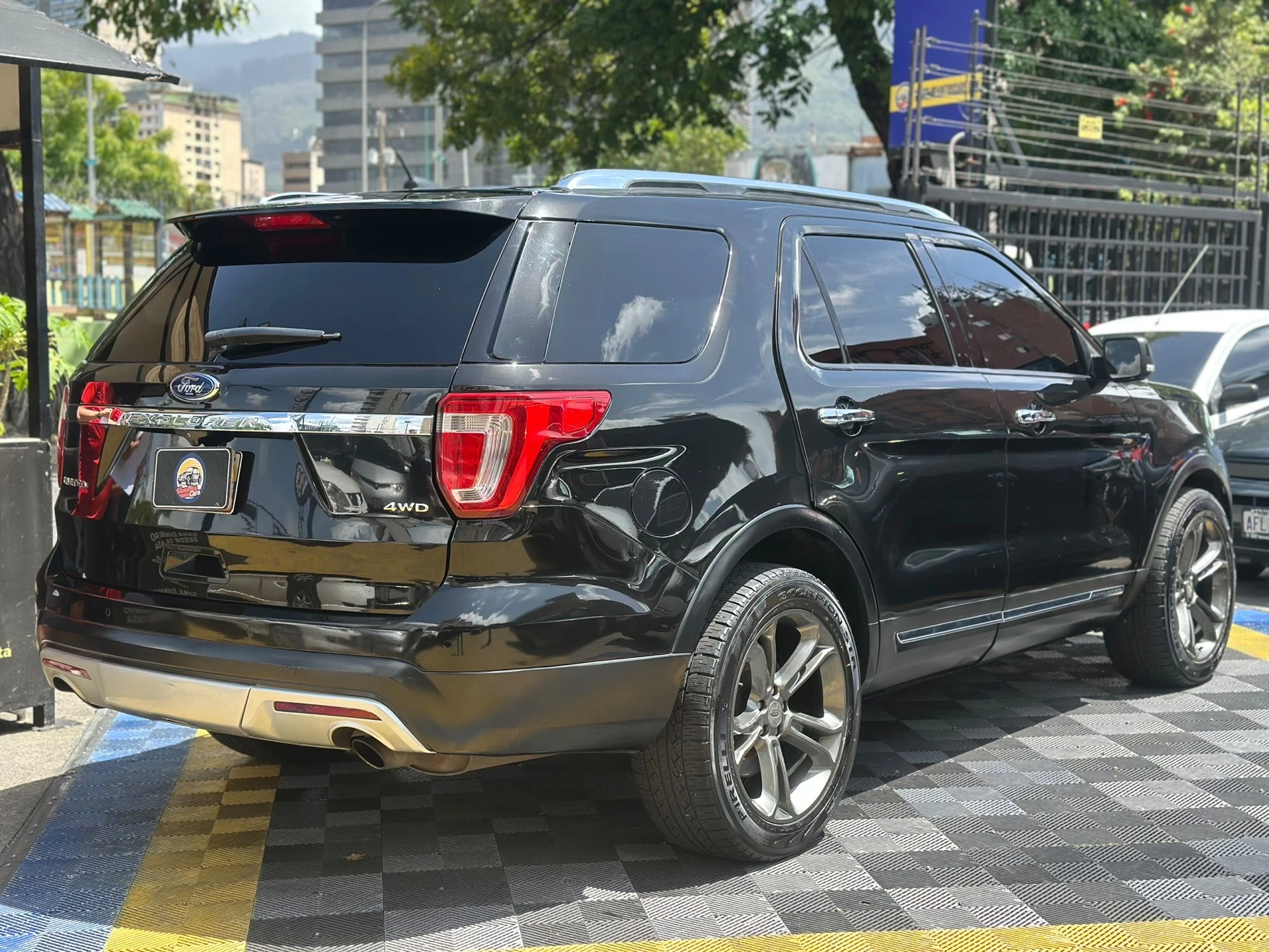 2016 Ford Explorer LIMITED — photo 9