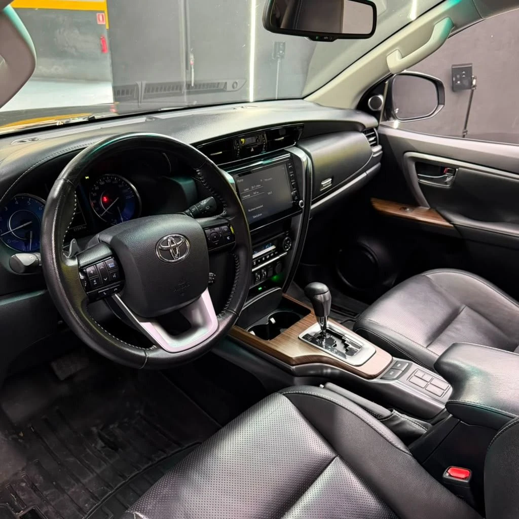 2023 Toyota Fortuner Dubai VXR+ — foto 6