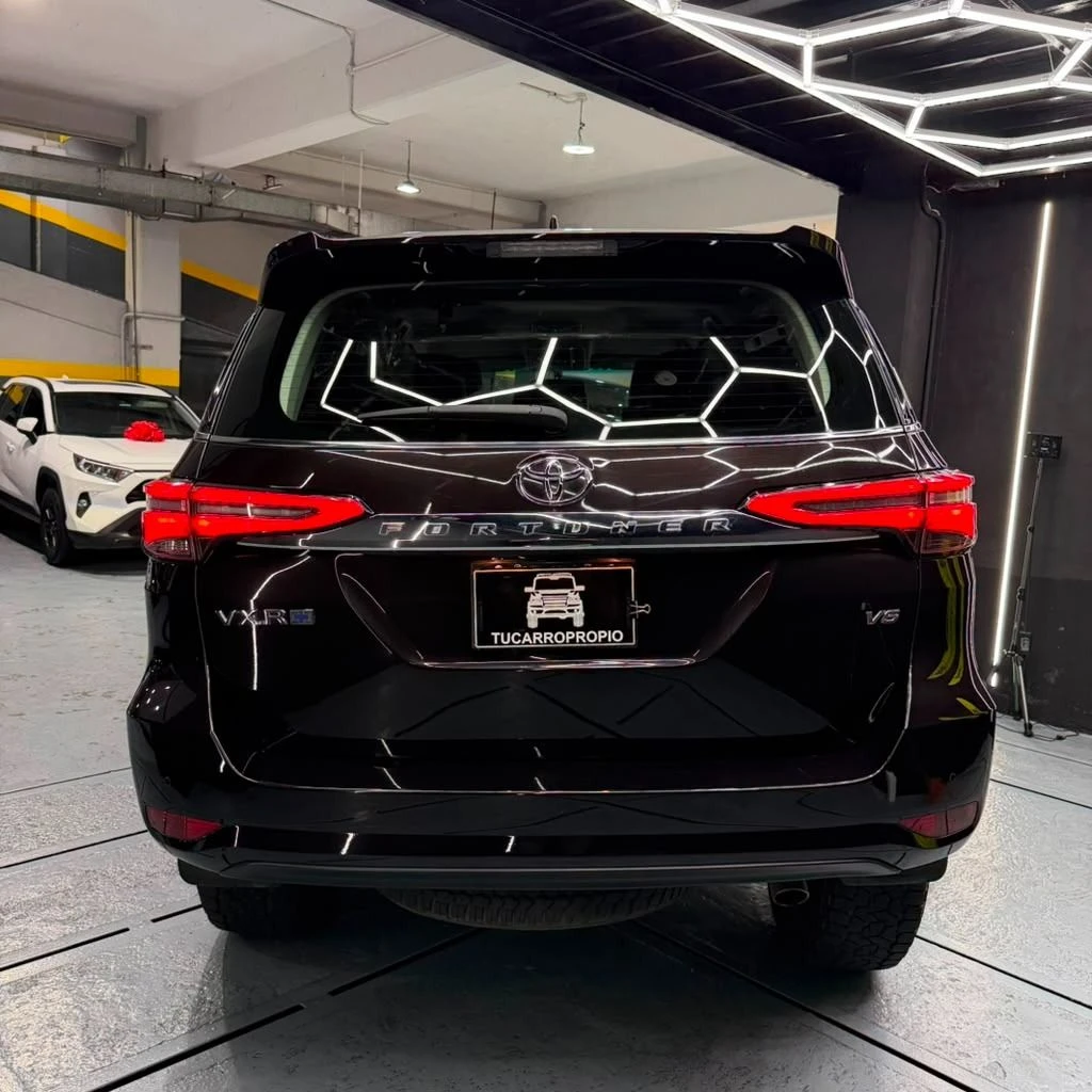 2023 Toyota Fortuner Dubai VXR+ — foto 11
