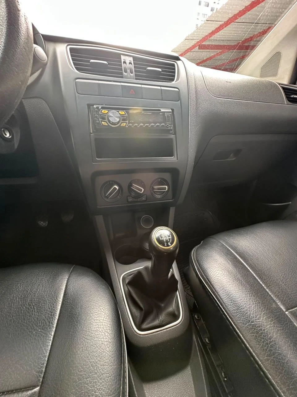 2013 Volkswagen Spacefox Sedan — foto 12