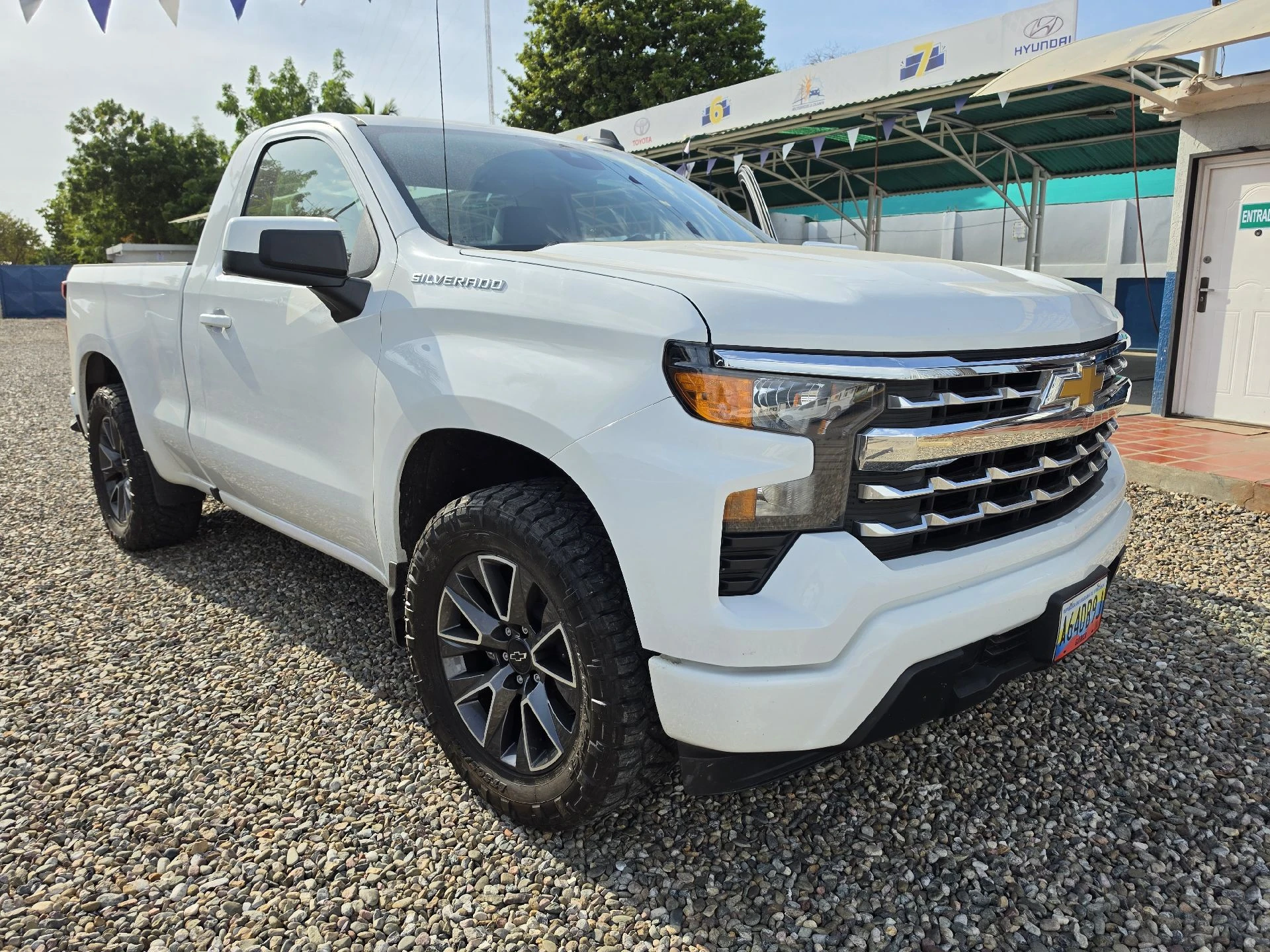 2023 Chevrolet Silverado Pickup — foto 2