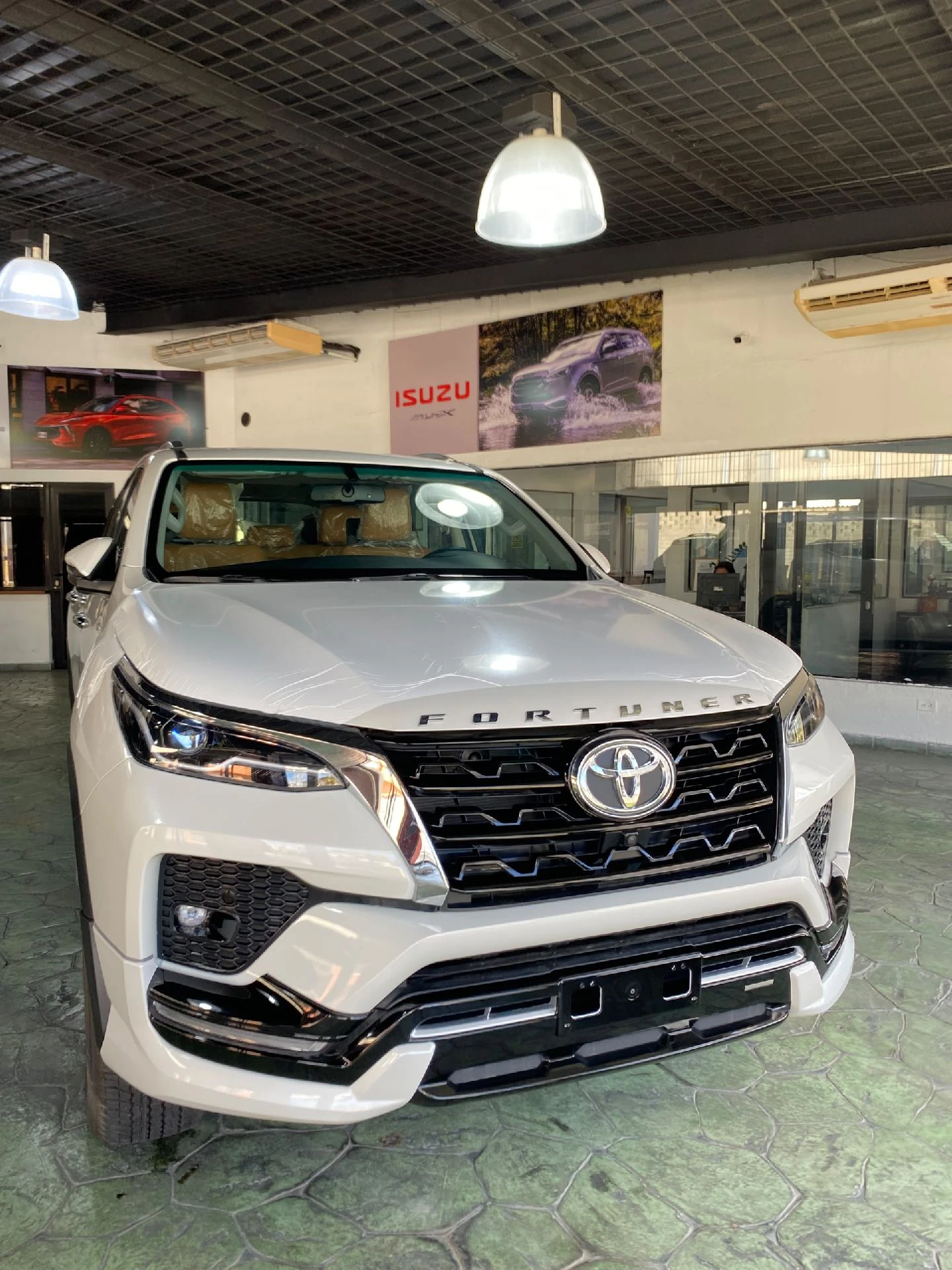 2025 Toyota Fortuner VXR+ — foto 2