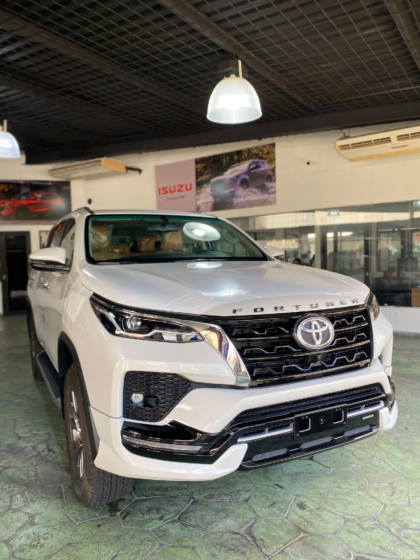 2025 Toyota Fortuner VXR+ — foto 9