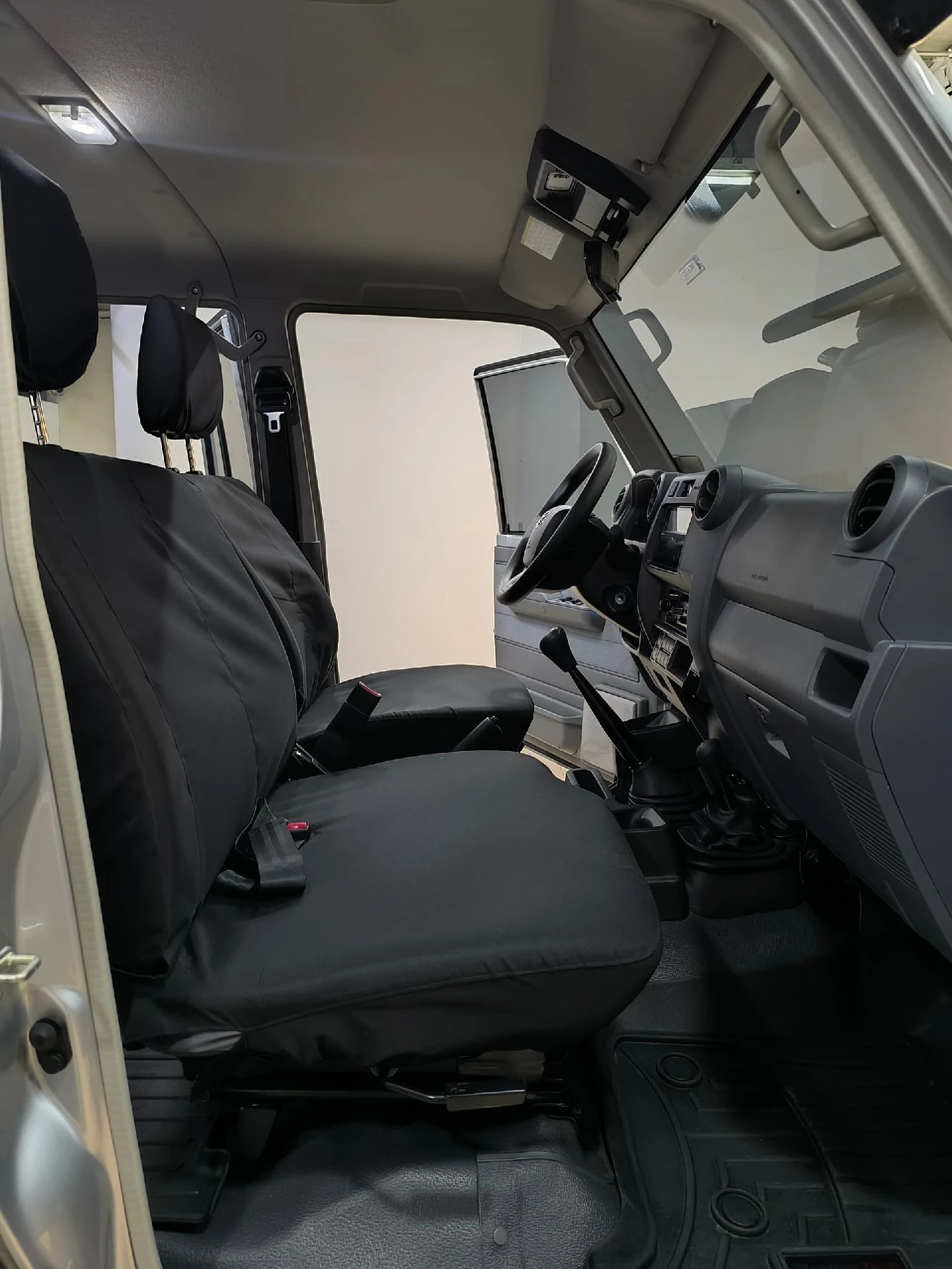 2025 Toyota Land Cruiser Pickup 70Th hembrita — foto 15