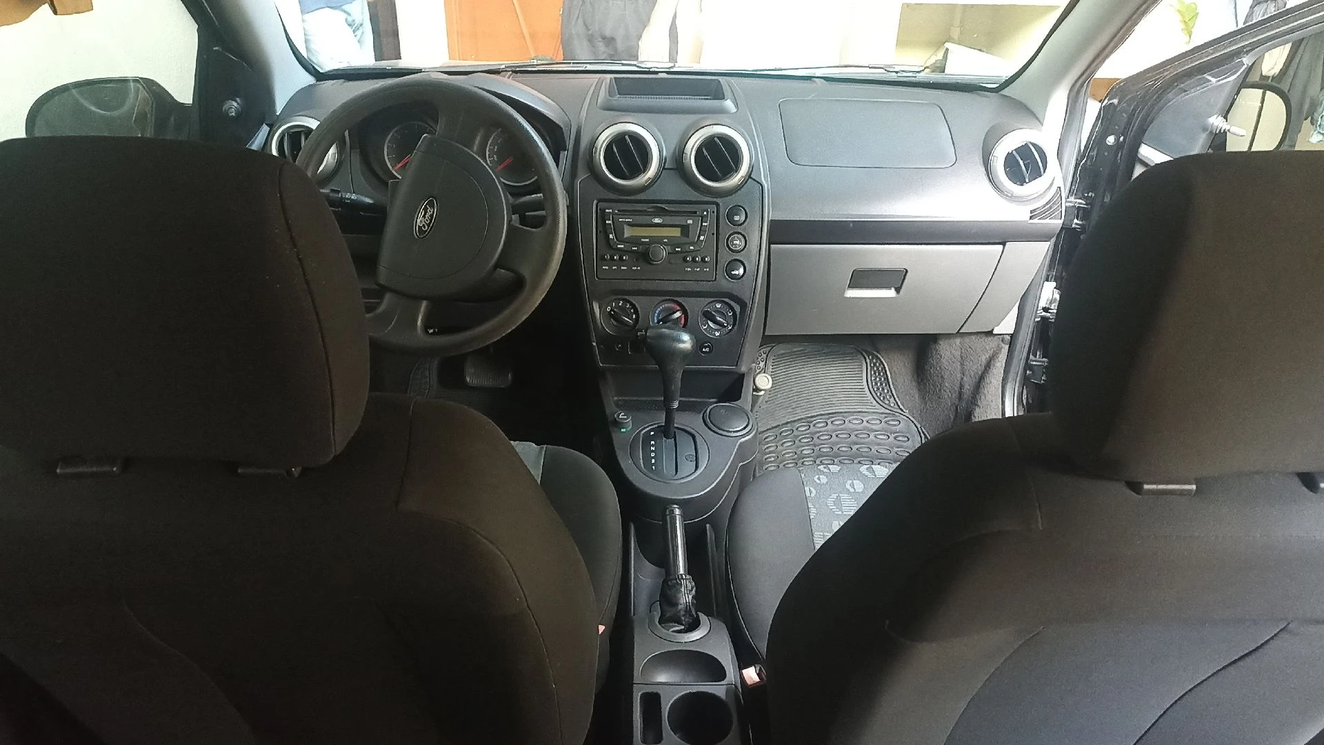 2012 Ford Fiesta Sedán — foto 17