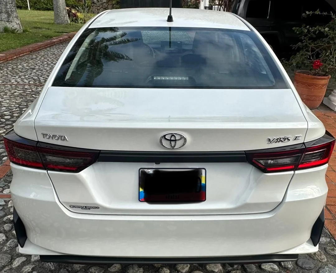 2025 Toyota Yaris Sedán E — foto 4