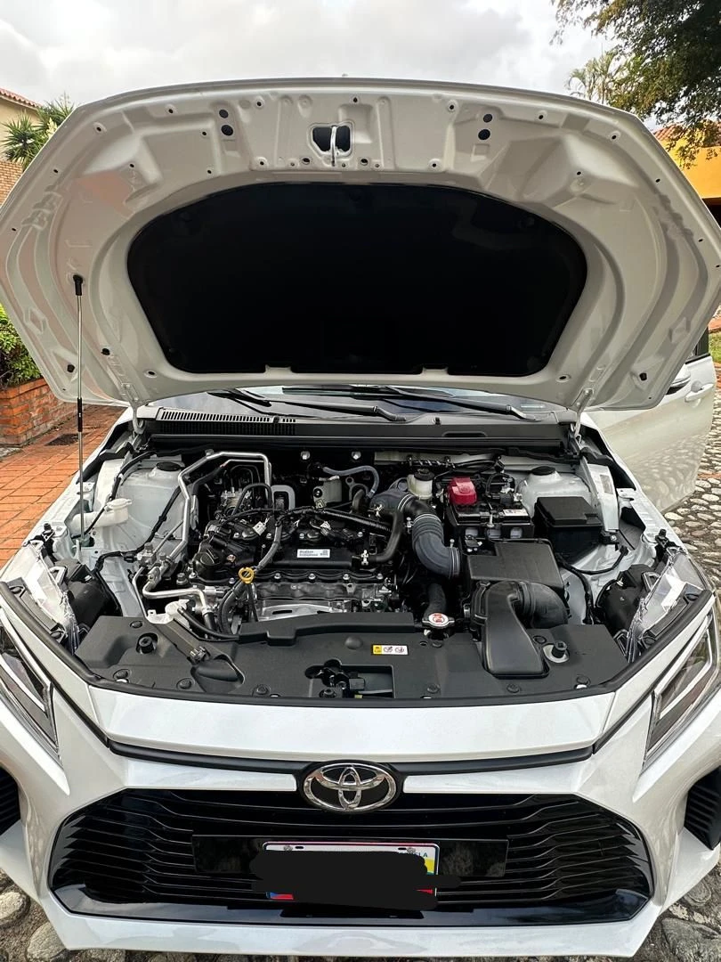 2025 Toyota Yaris Sedán E — foto 2