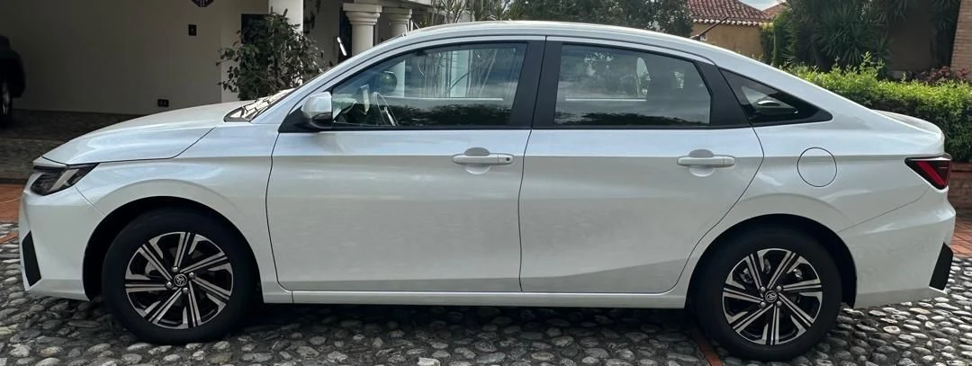 2025 Toyota Yaris Sedán E — foto 5