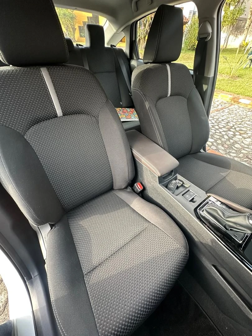 2025 Toyota Yaris Sedán E — foto 8