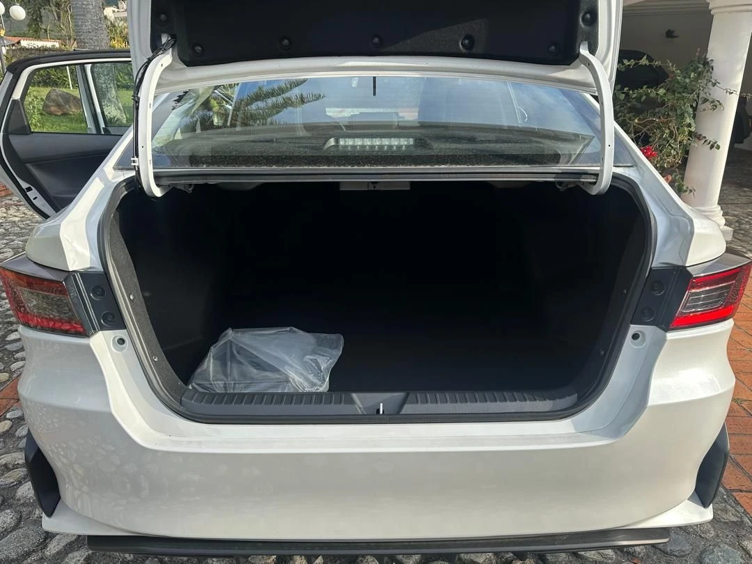 2025 Toyota Yaris Sedán E — foto 6