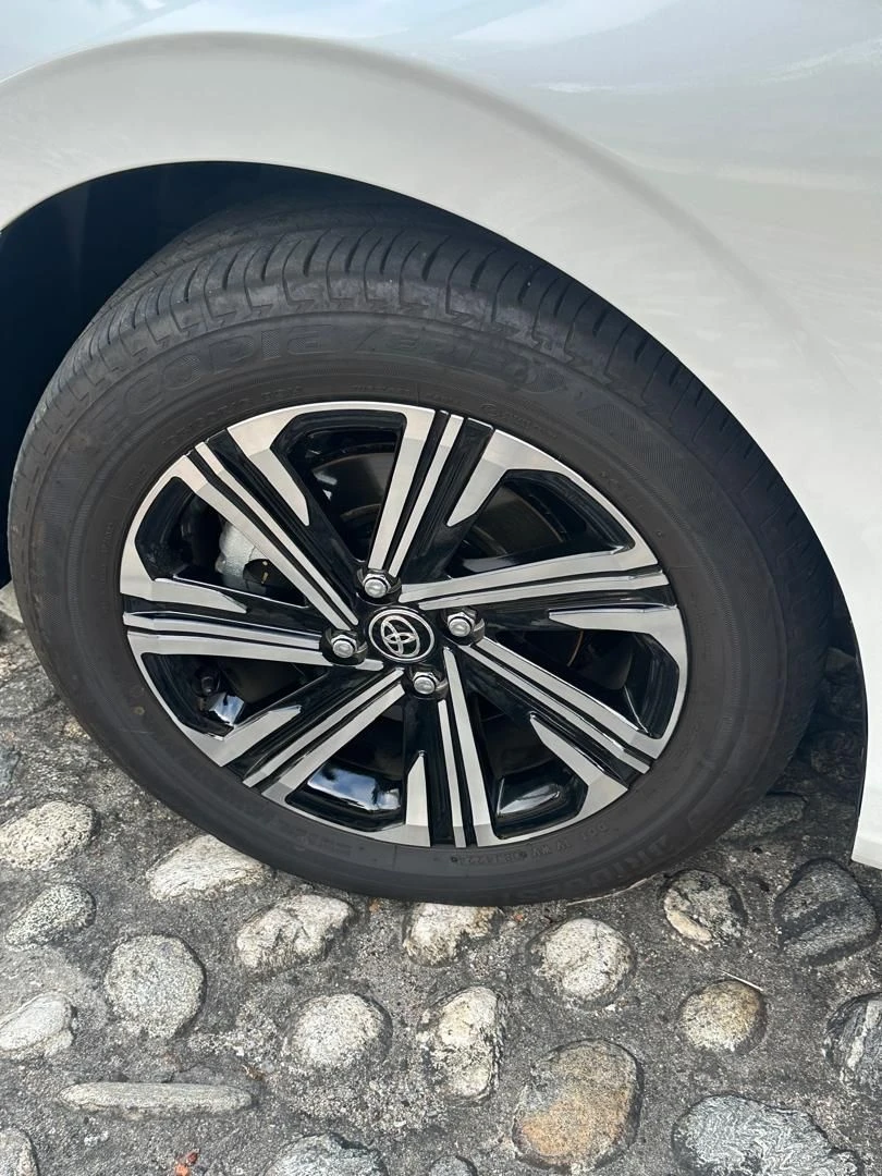 2025 Toyota Yaris Sedán E — foto 11