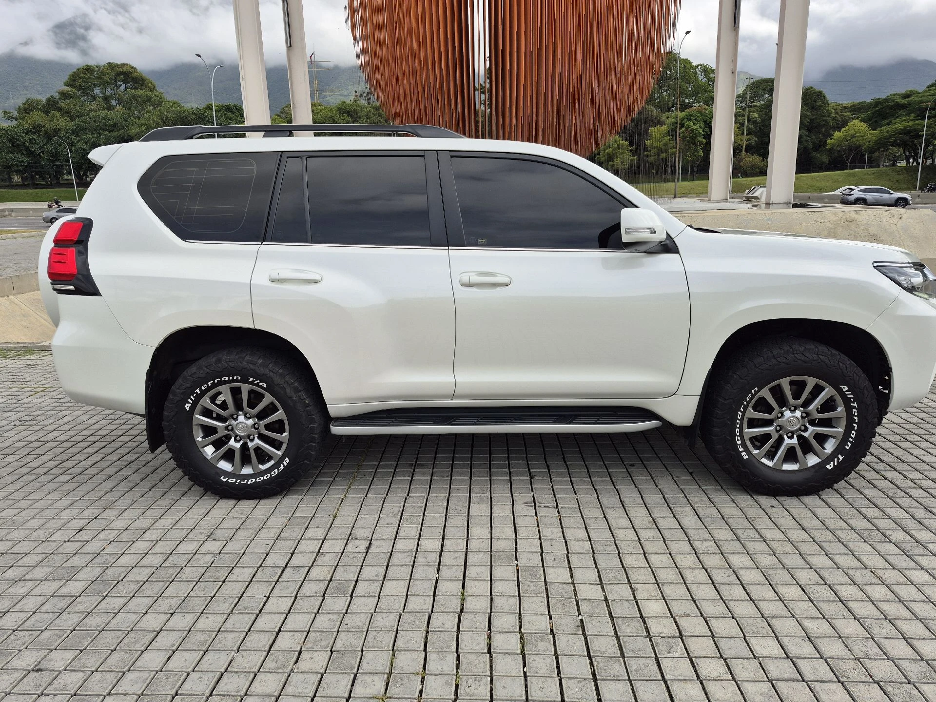 2020 Toyota Land Cruiser VX — foto 12