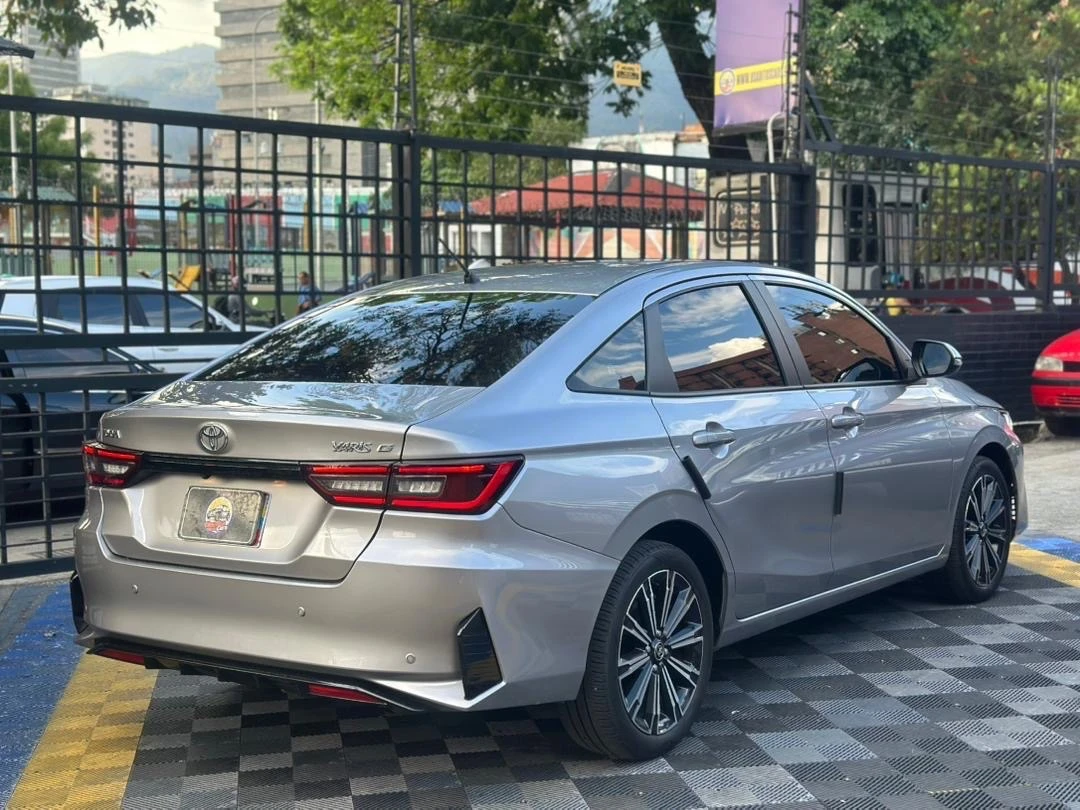 2024 Toyota Yaris Sedán G — foto 3