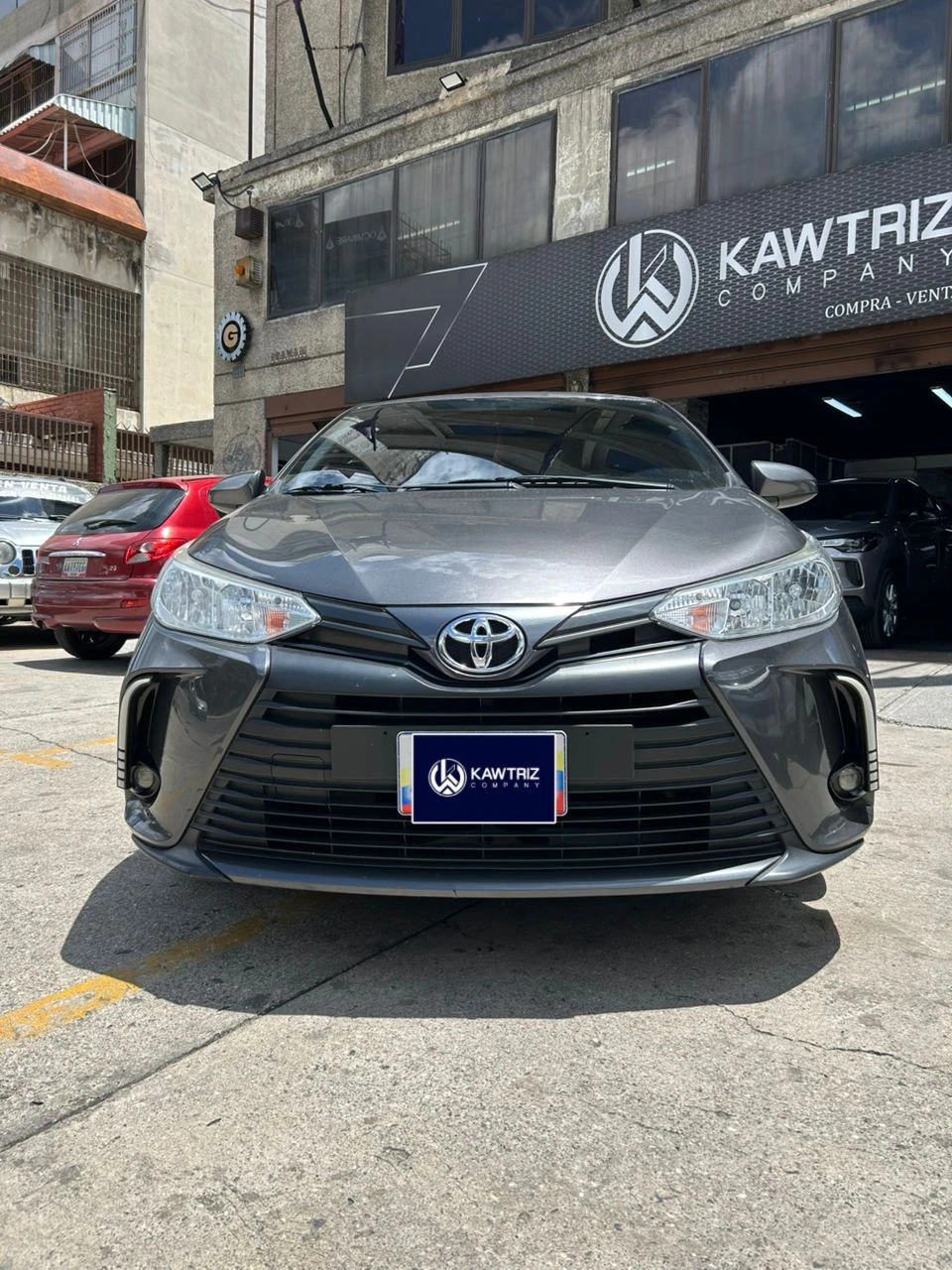 2021 Toyota Yaris Sedán E — foto 2