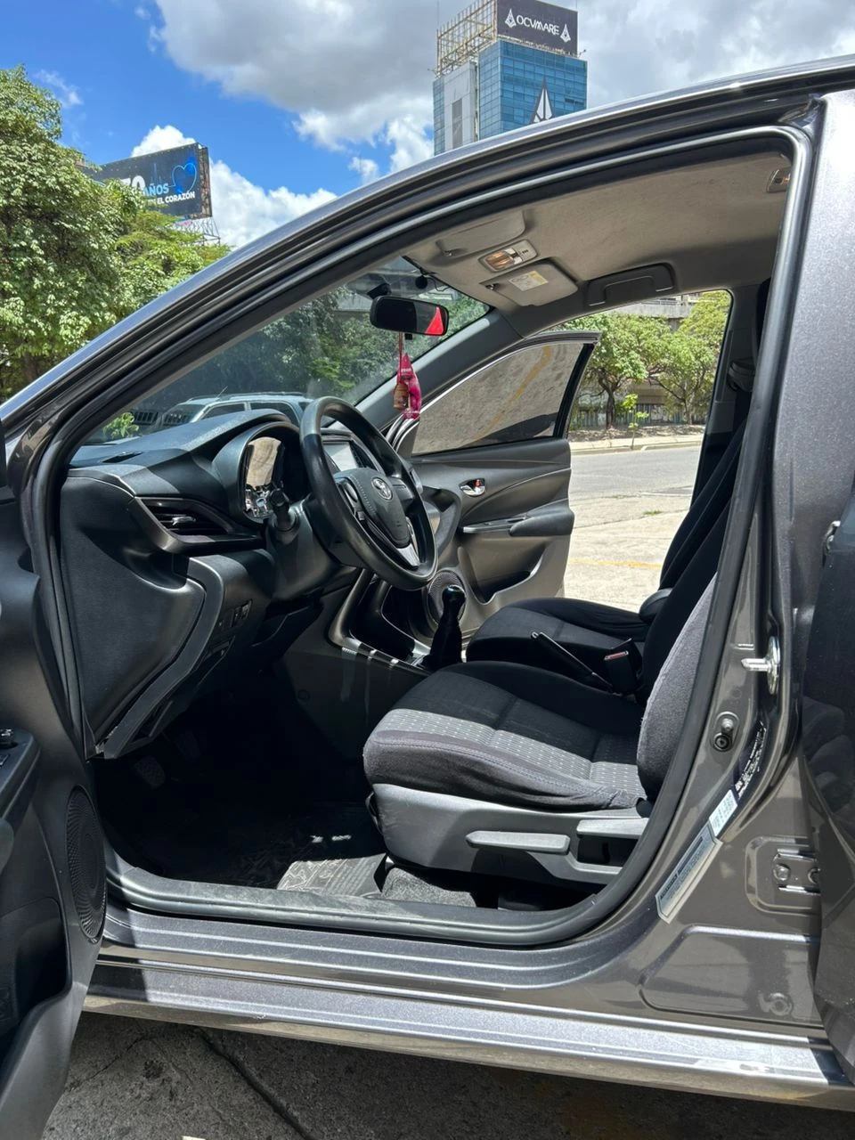 2021 Toyota Yaris Sedán E — foto 8