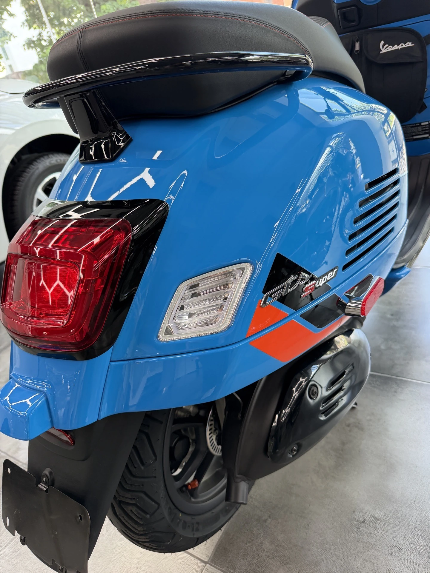 2025 Vespa GTS 300 Super — foto 3