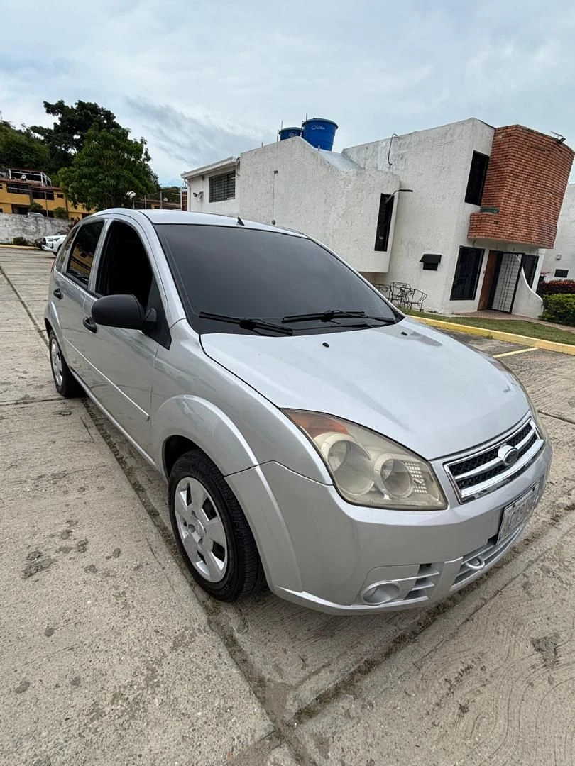 2010 Ford Fiesta Max — foto 3