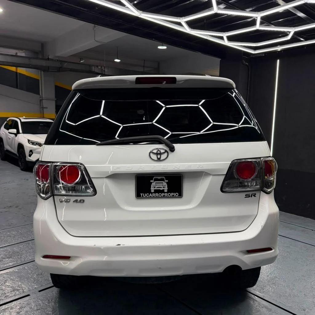 2012 Toyota Fortuner SR — foto 3