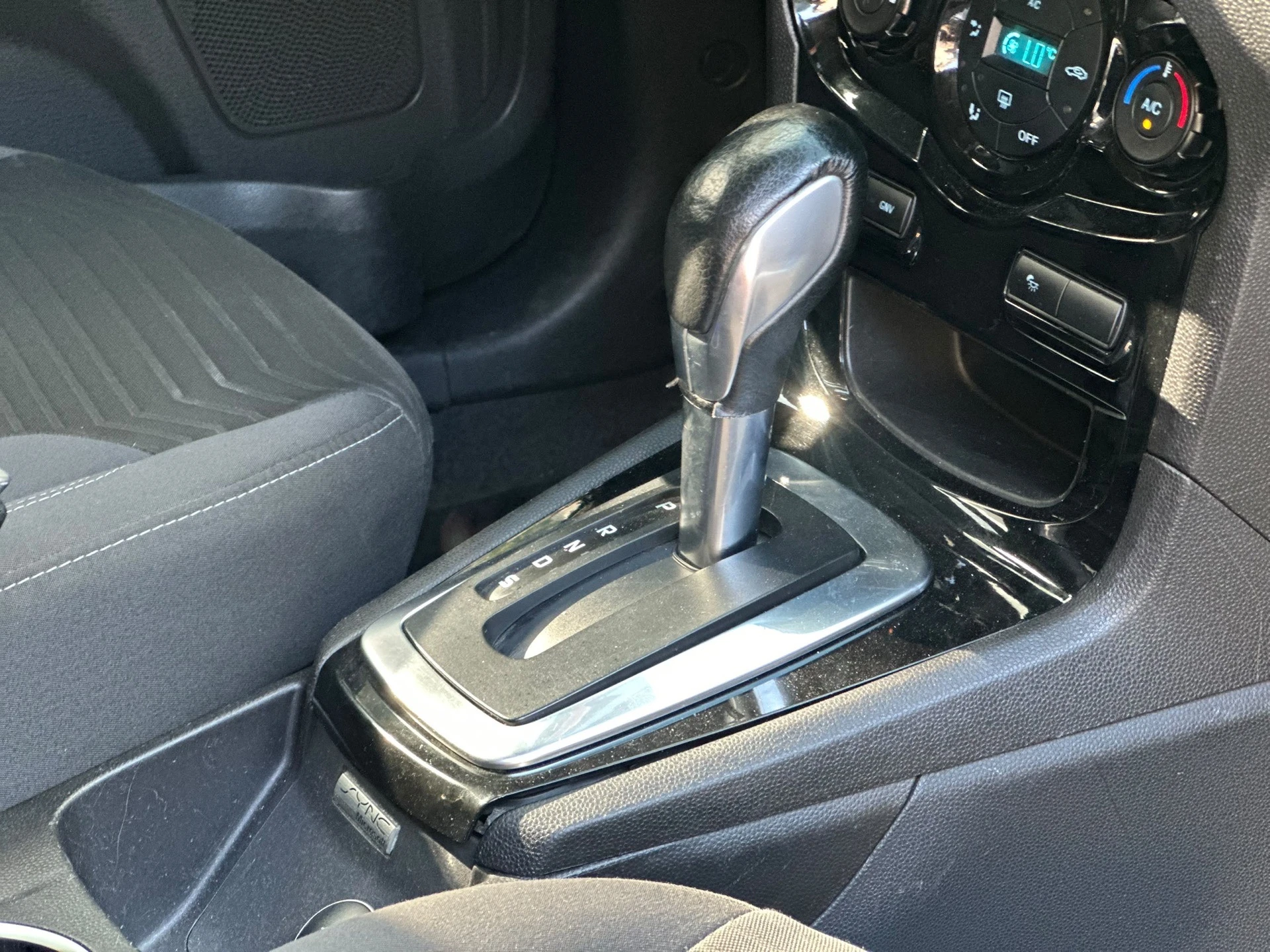 2014 Ford Fiesta Titanium — foto 3