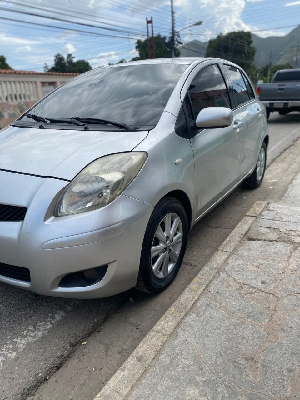 2009 Toyota Yaris Sedán Hatchback — foto 2