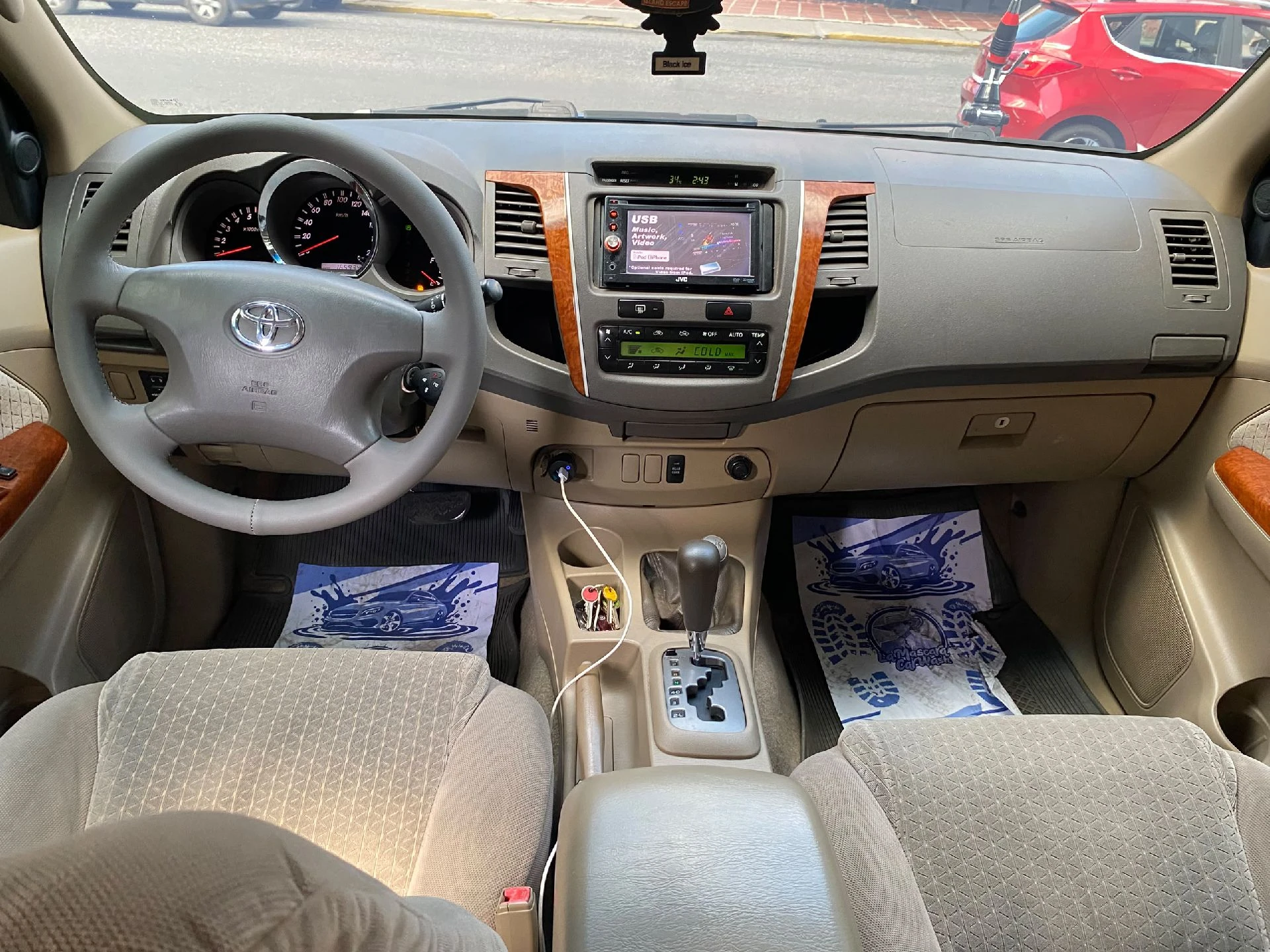 2010 Toyota Fortuner — foto 4