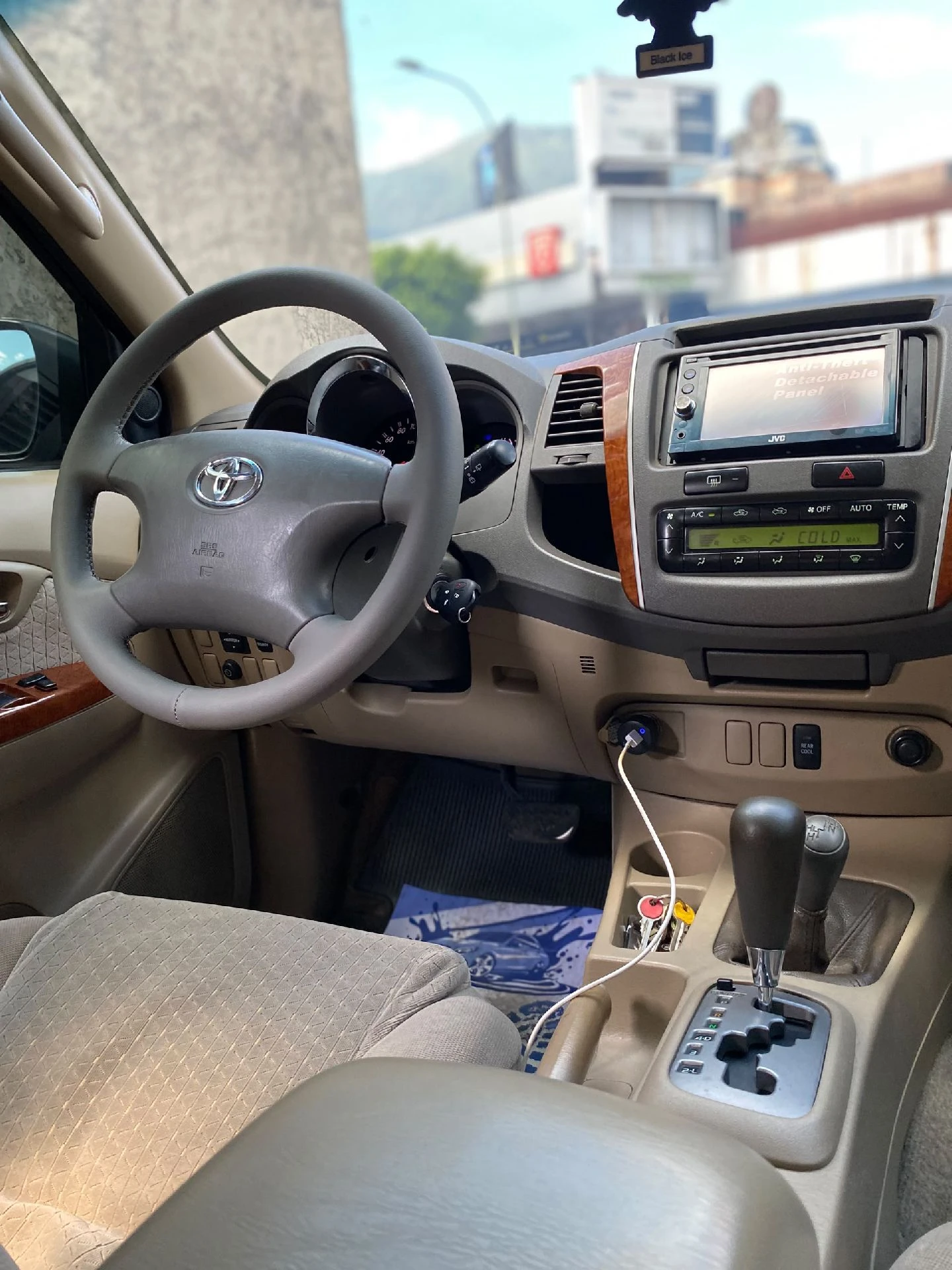 2010 Toyota Fortuner — foto 12