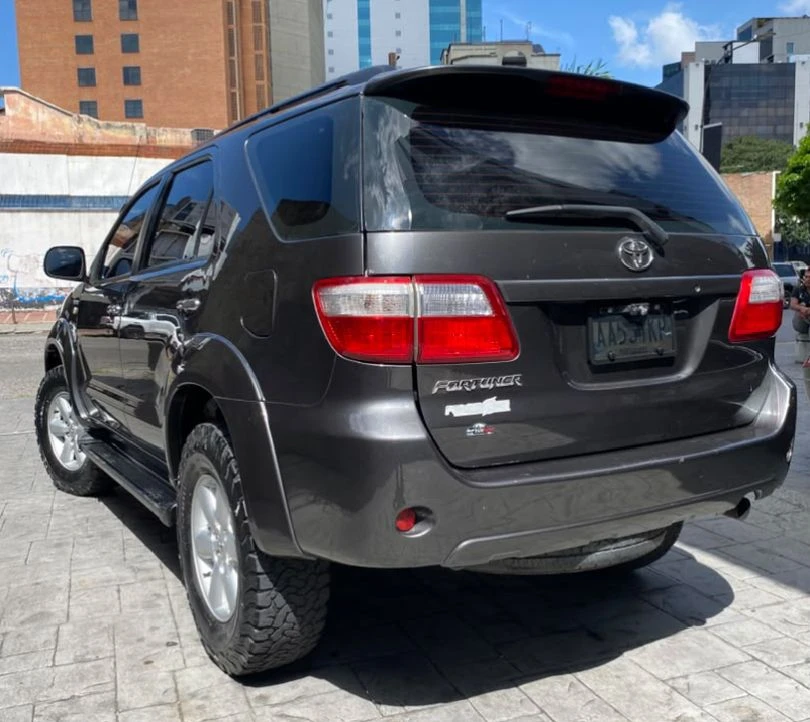 2010 Toyota Fortuner — foto 19