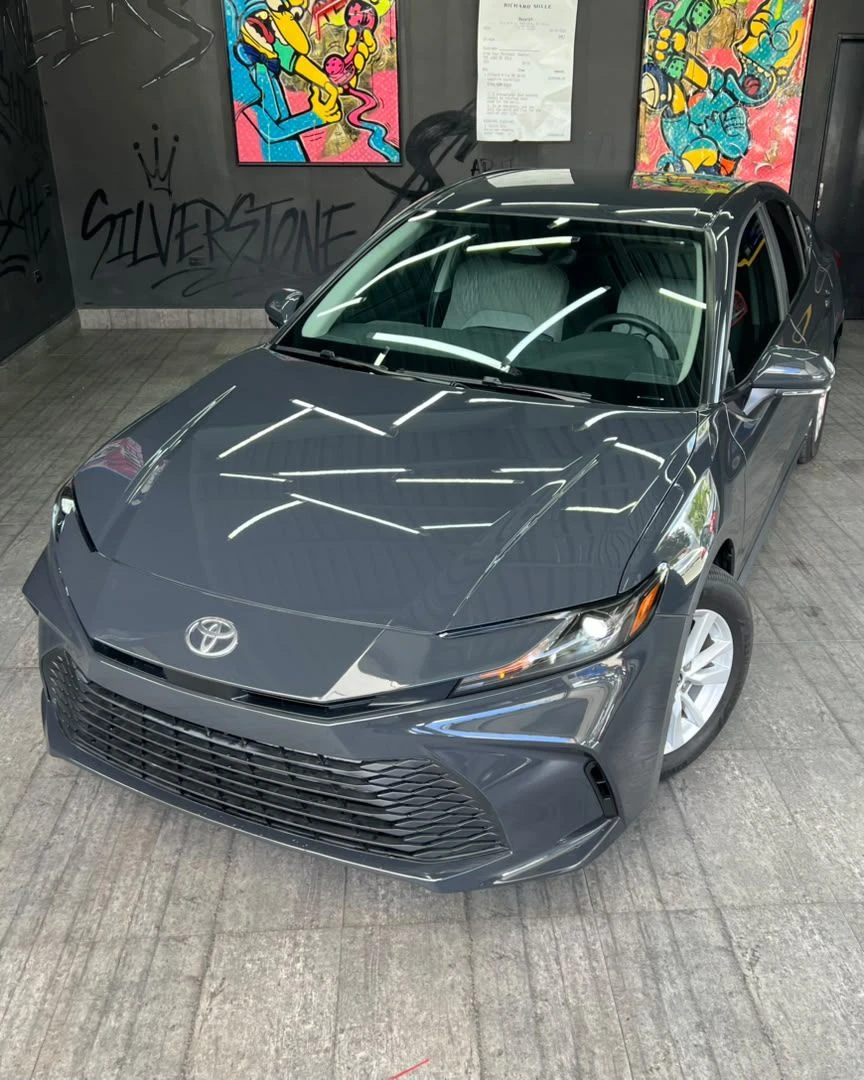 2026 Toyota Camry LE Hybrid — foto 3