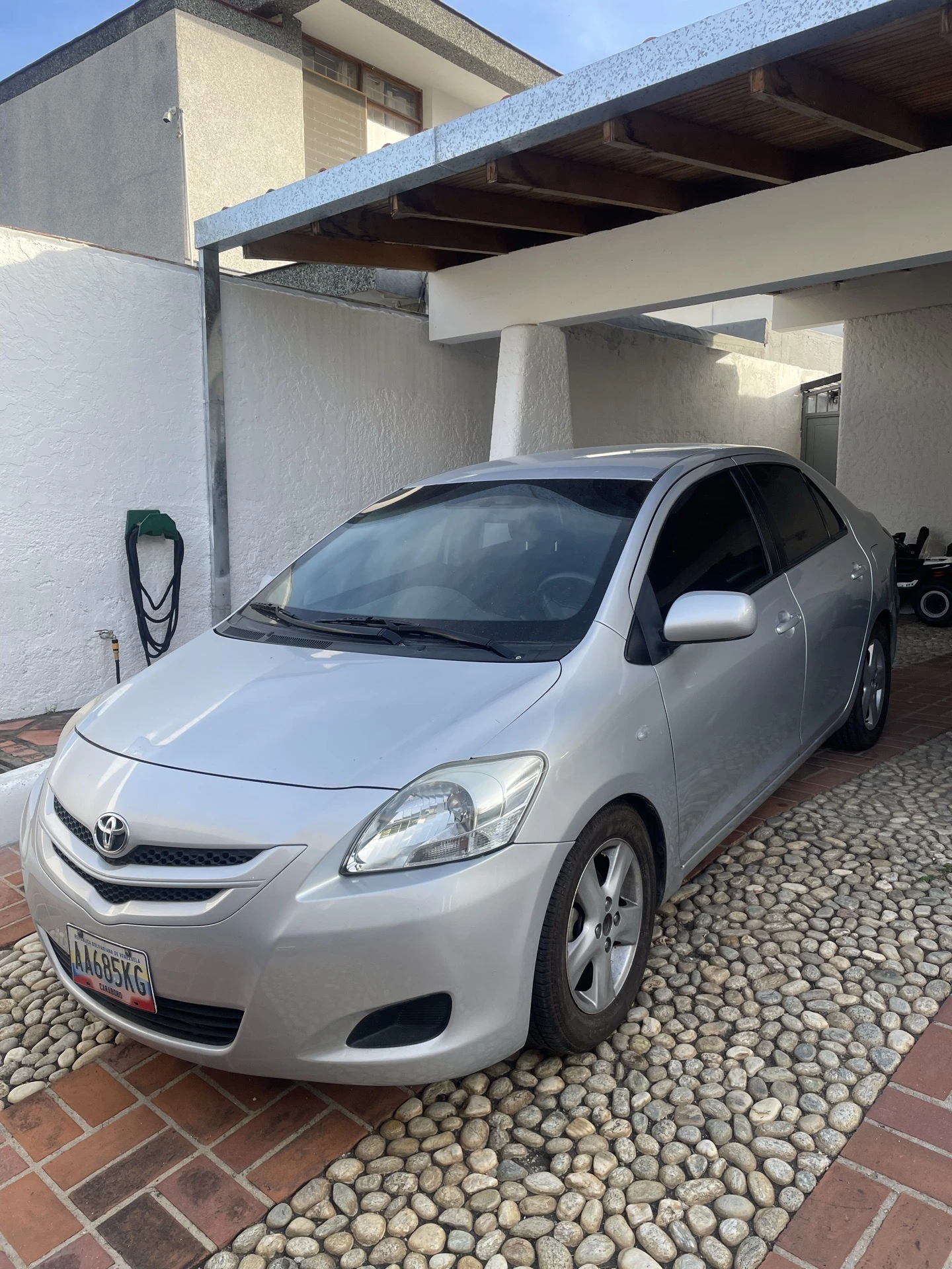2008 Toyota Yaris Sedán LE — foto 2