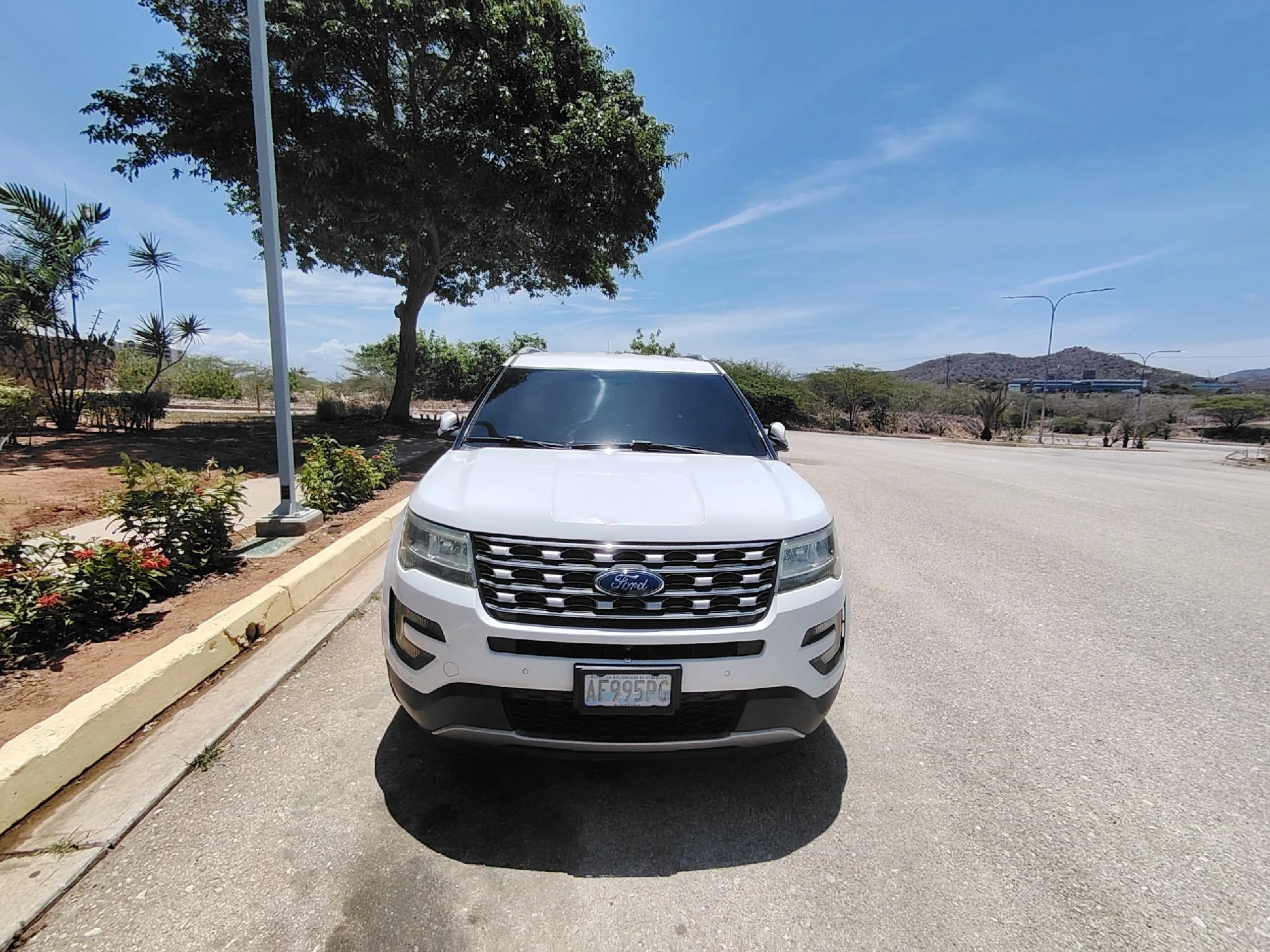 2016 Ford Explorer Límite 4x4 — foto 2