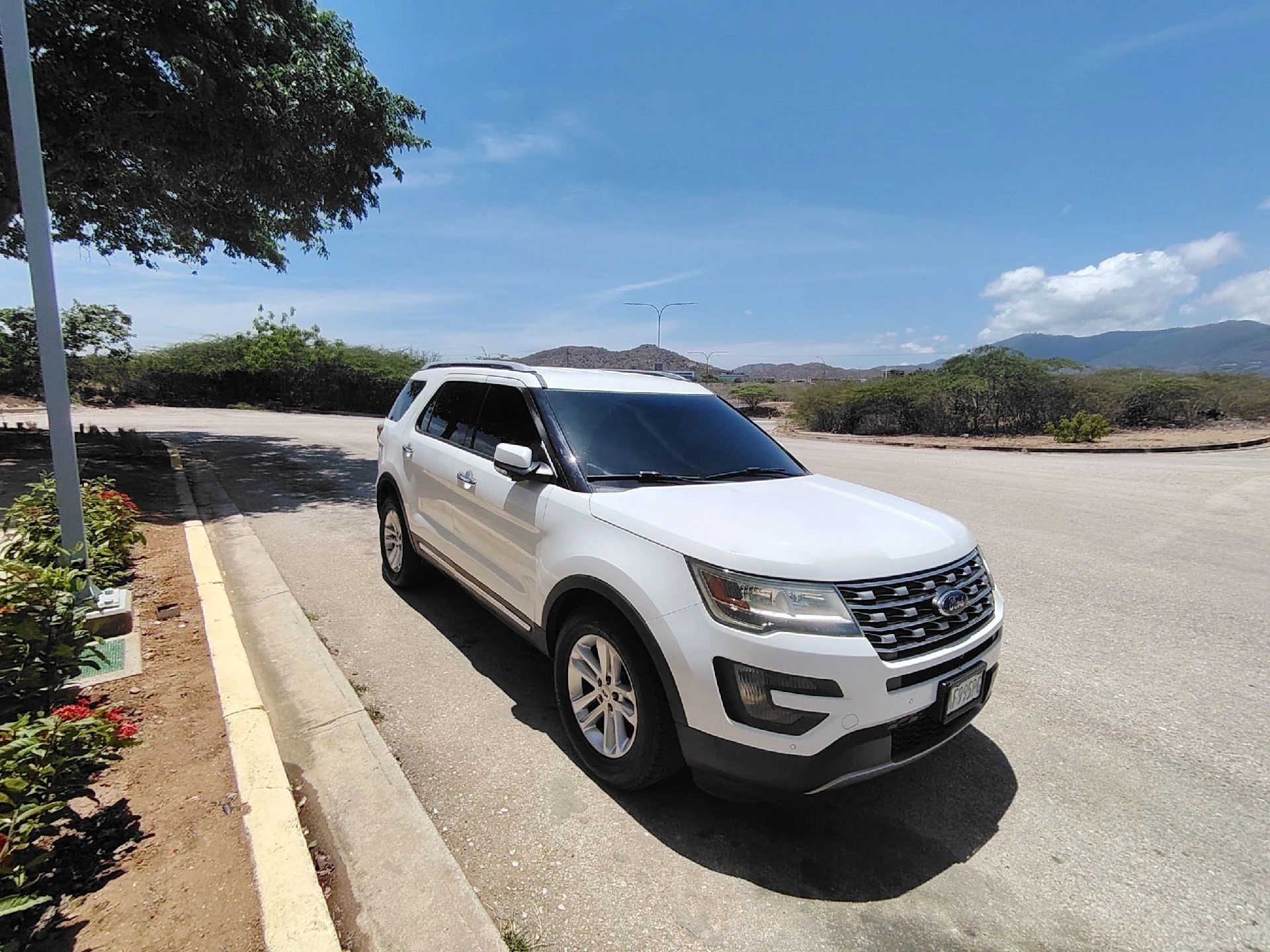 2016 Ford Explorer Límite 4x4 — foto 3