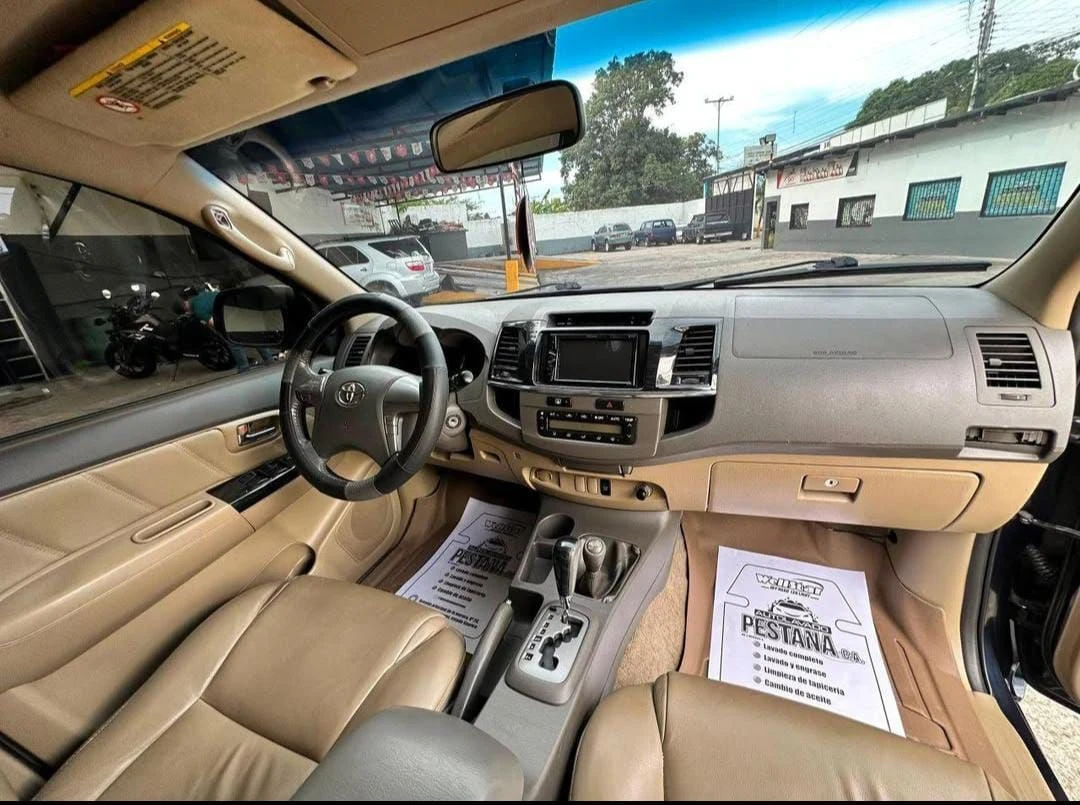 2012 Toyota Fortuner — foto 3