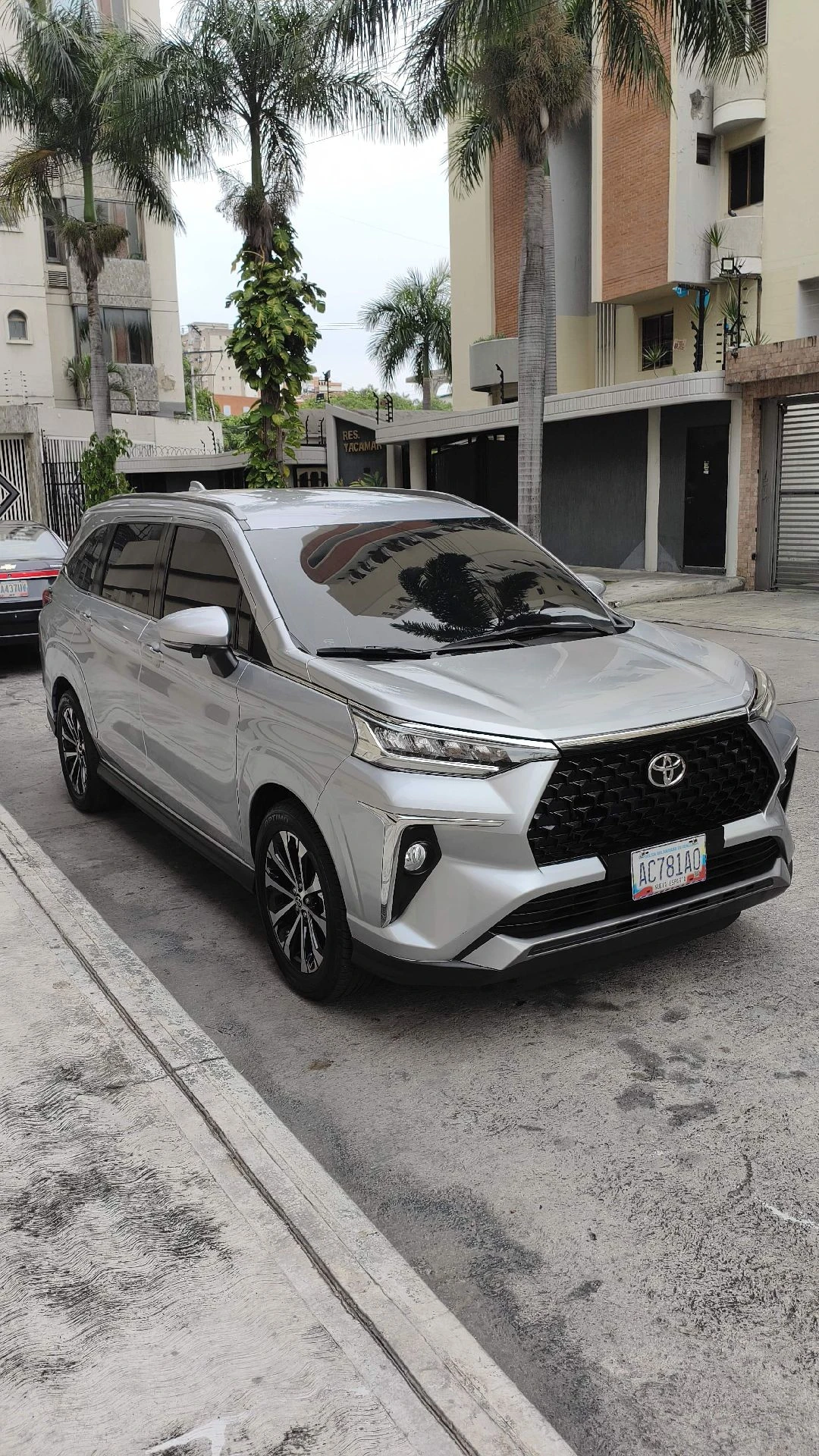 2024 Toyota Venza Premium — photo 2