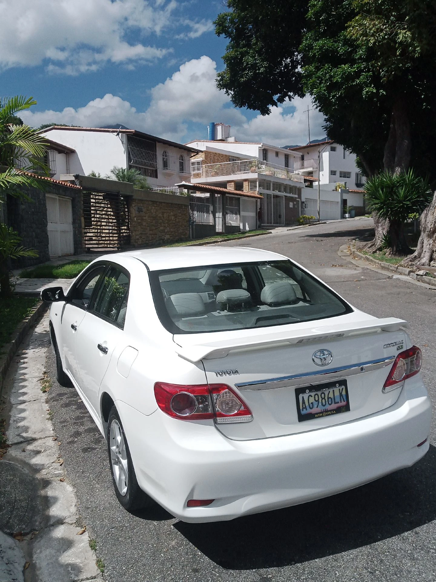 2014 Toyota Corolla GLi — photo 2