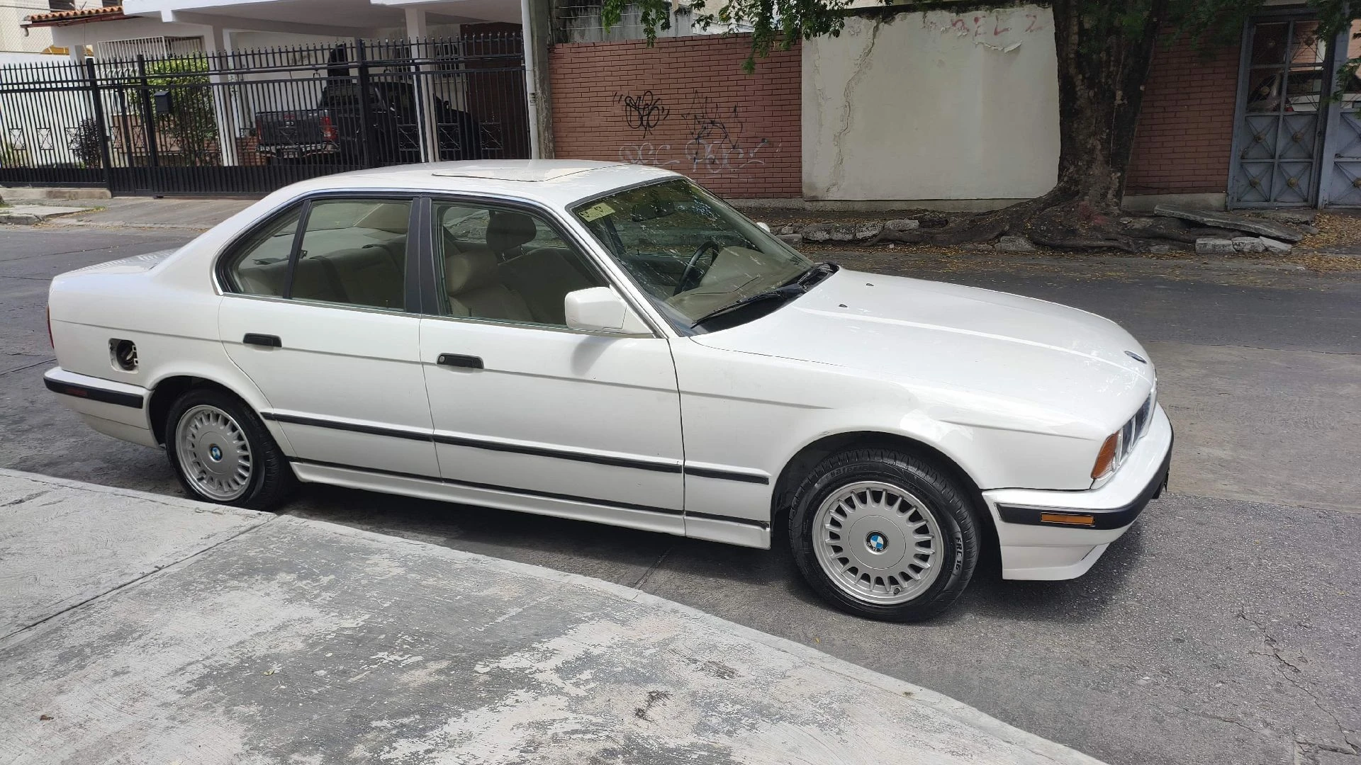 1993 BMW 528i Premium — photo 4