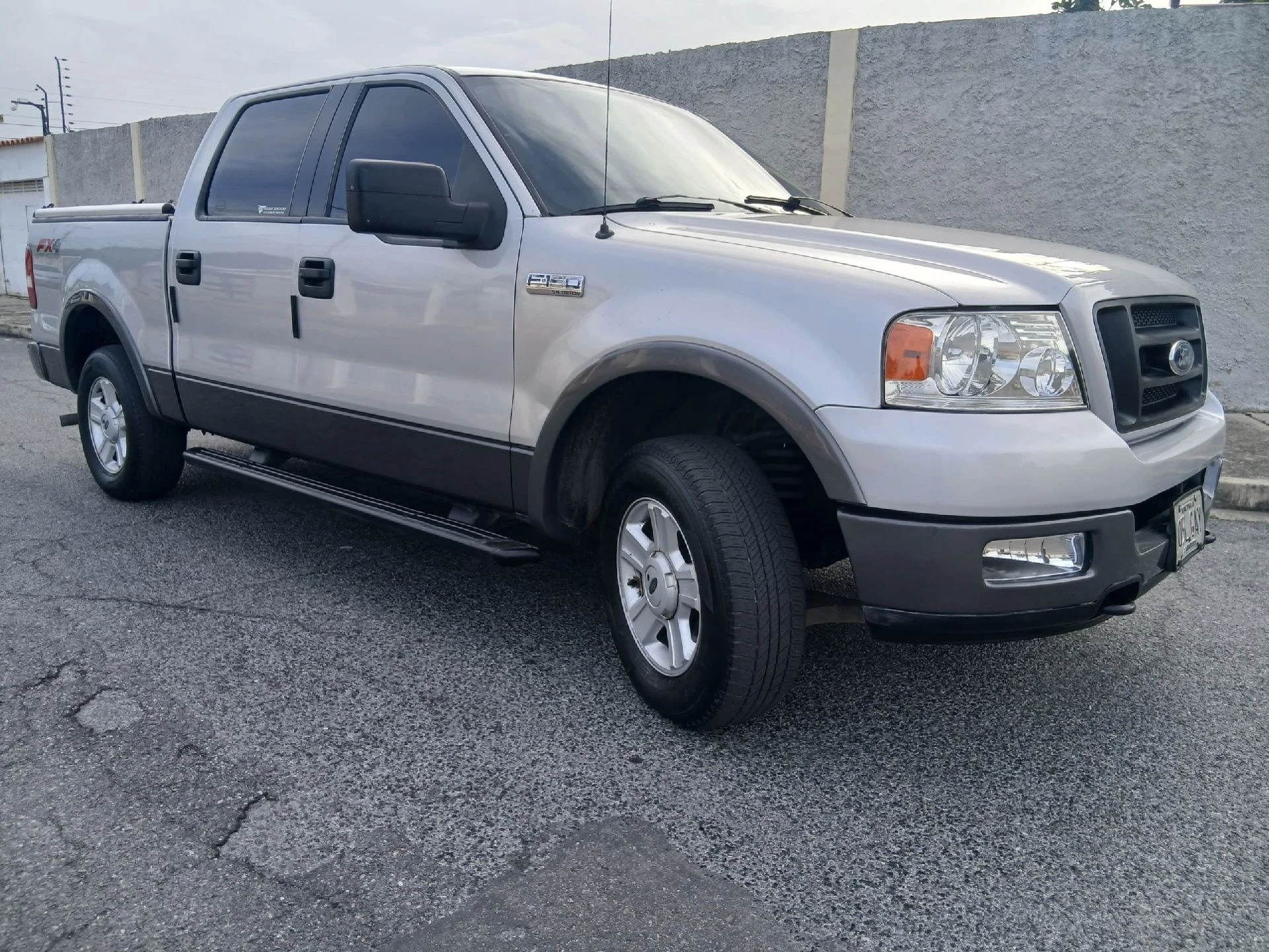 2005 Ford F-150 Premium — photo 2