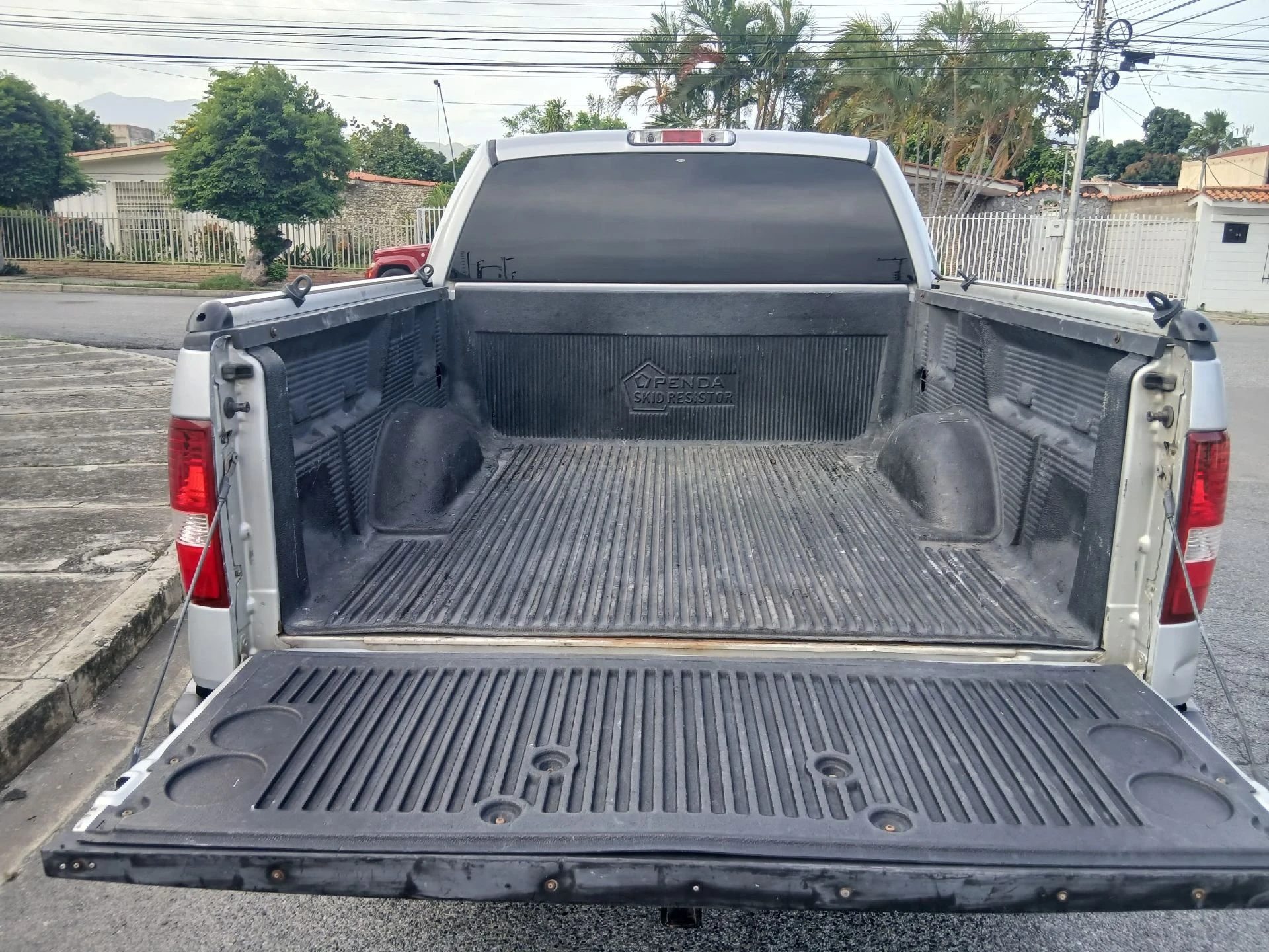 2005 Ford F-150 Premium — photo 11