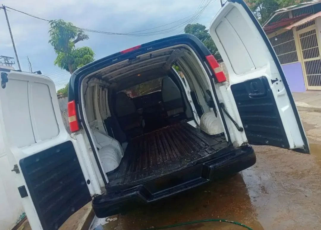 2099 Chevrolet Express V8 — photo 3