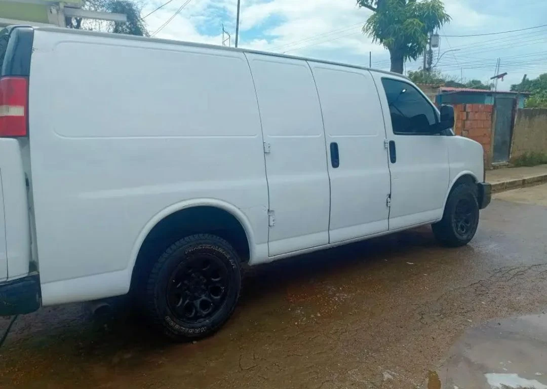 2099 Chevrolet Express V8 — photo 6