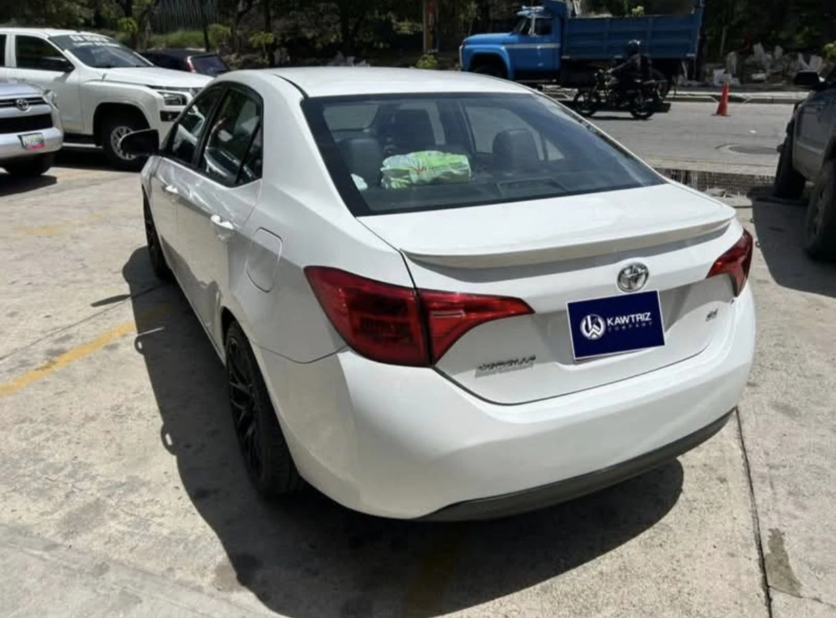 2017 Toyota Corolla SE — photo 2