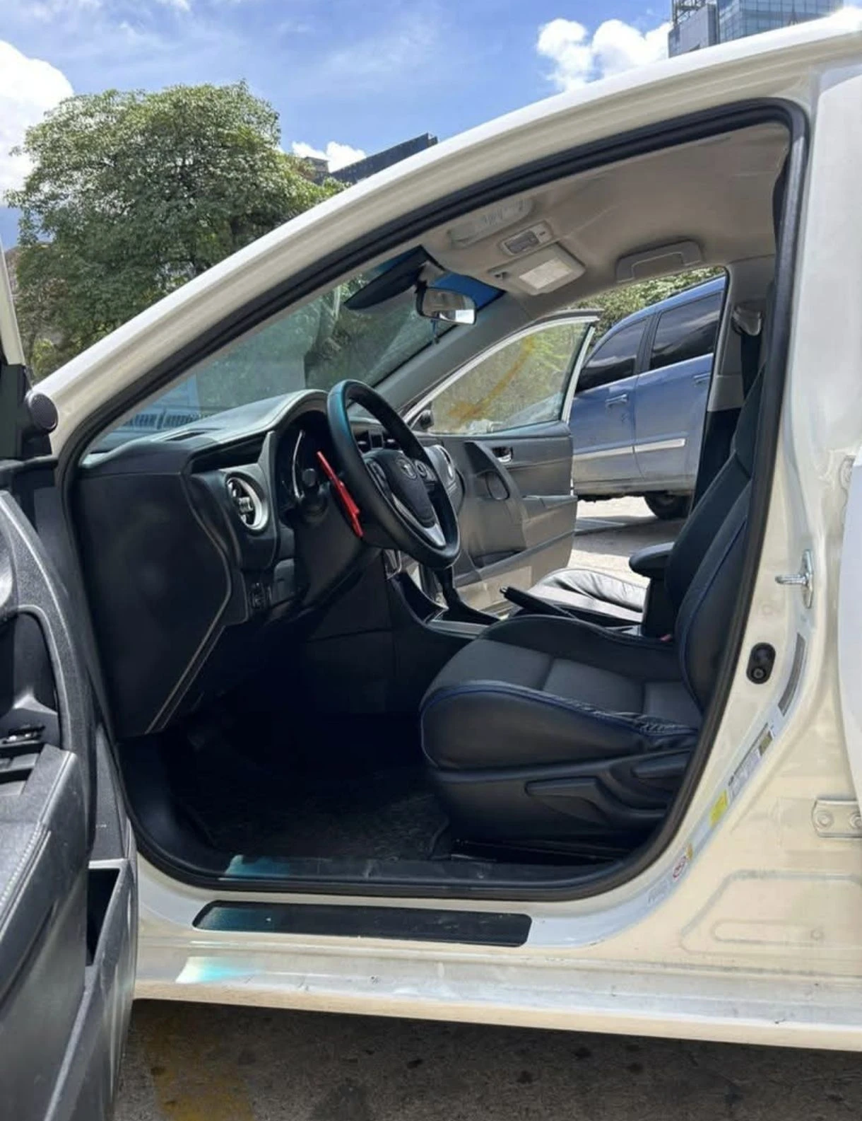 2017 Toyota Corolla SE — photo 6