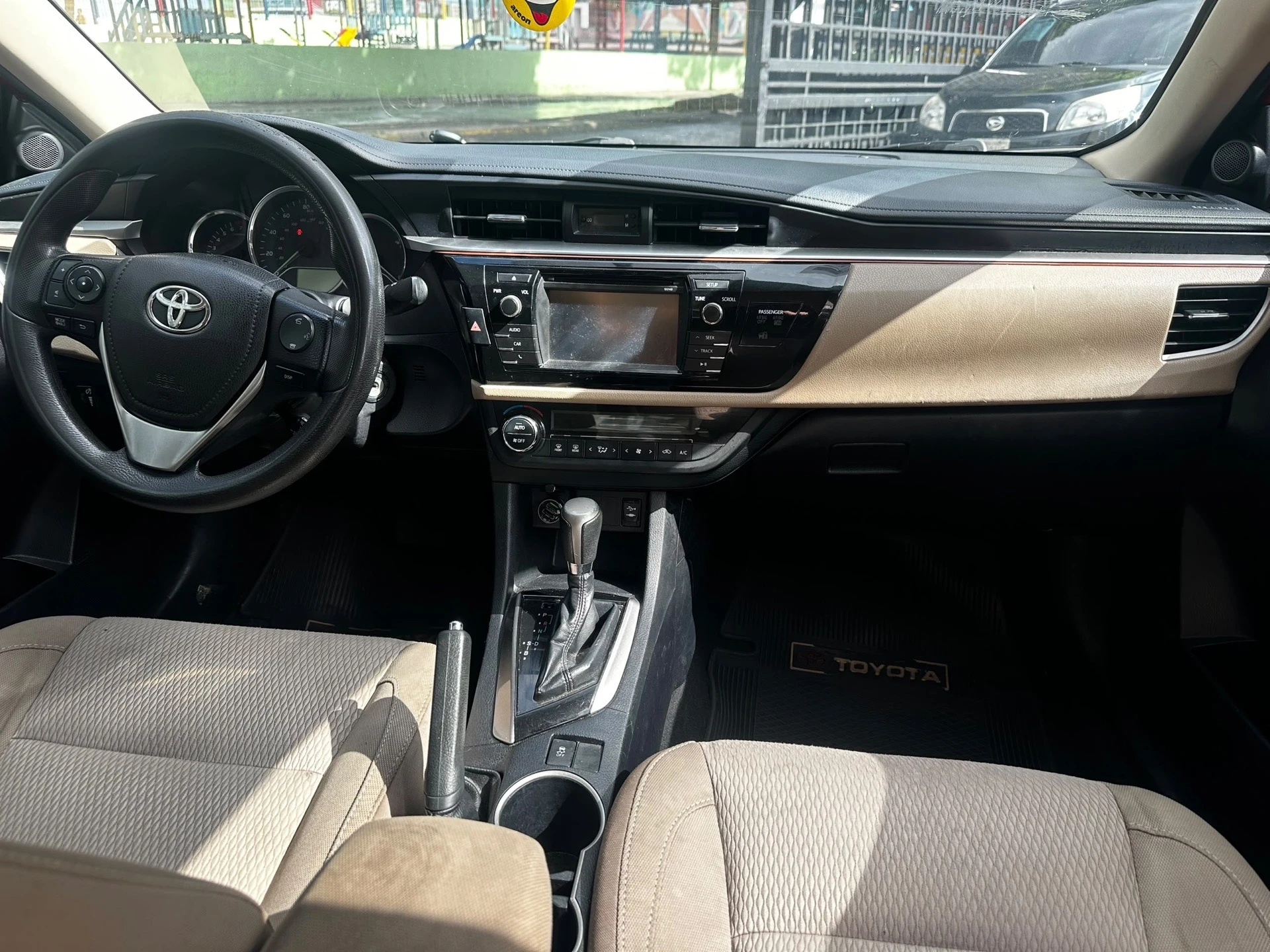 2014 Toyota Corolla LE — photo 2