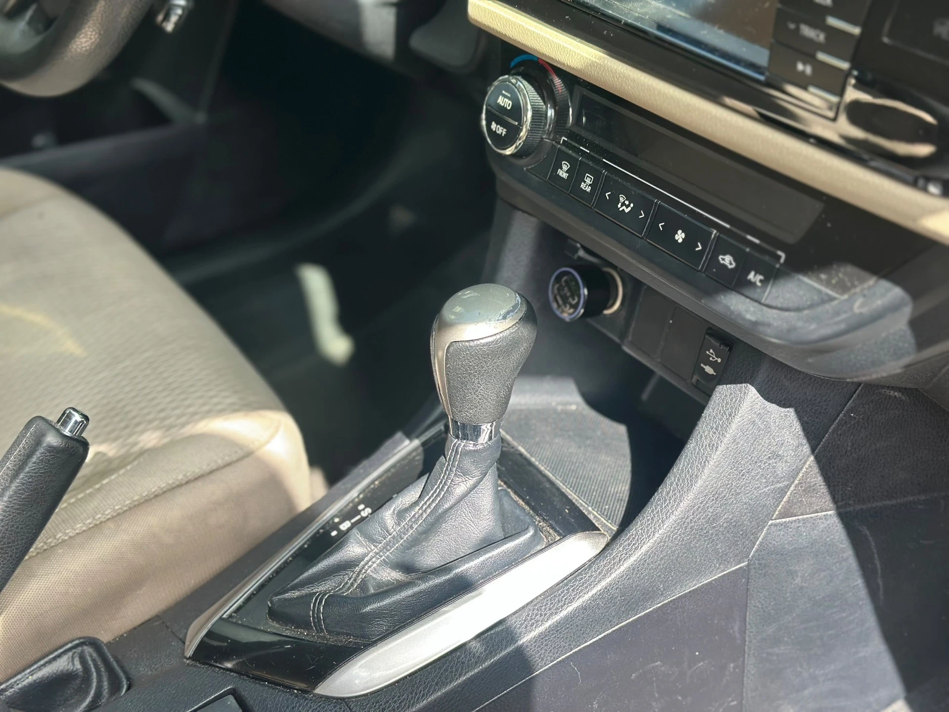 2014 Toyota Corolla LE — photo 4