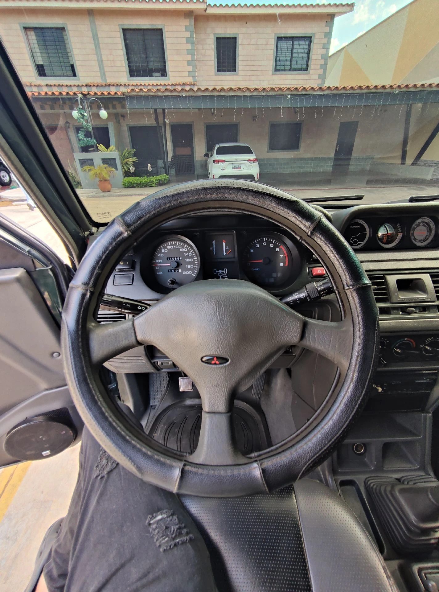 2008 Mitsubishi Montero Dakar — photo 11