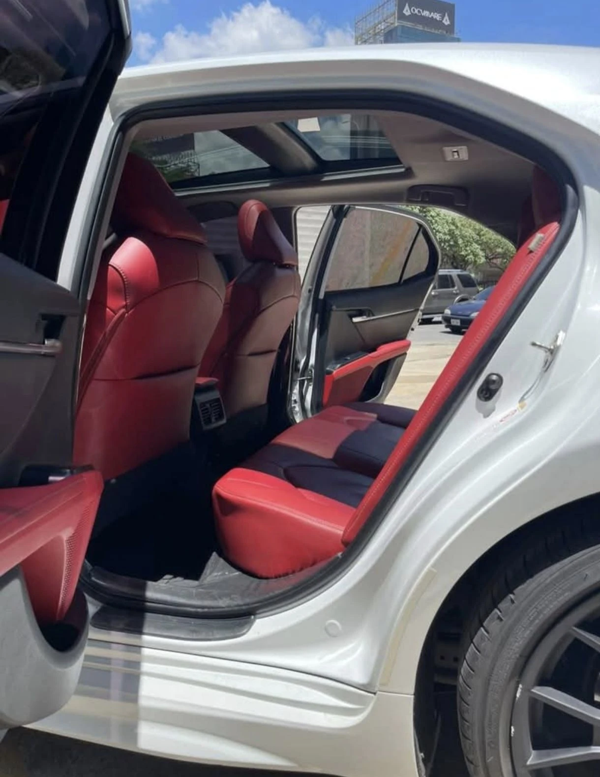2016 Toyota Camry SE — photo 4