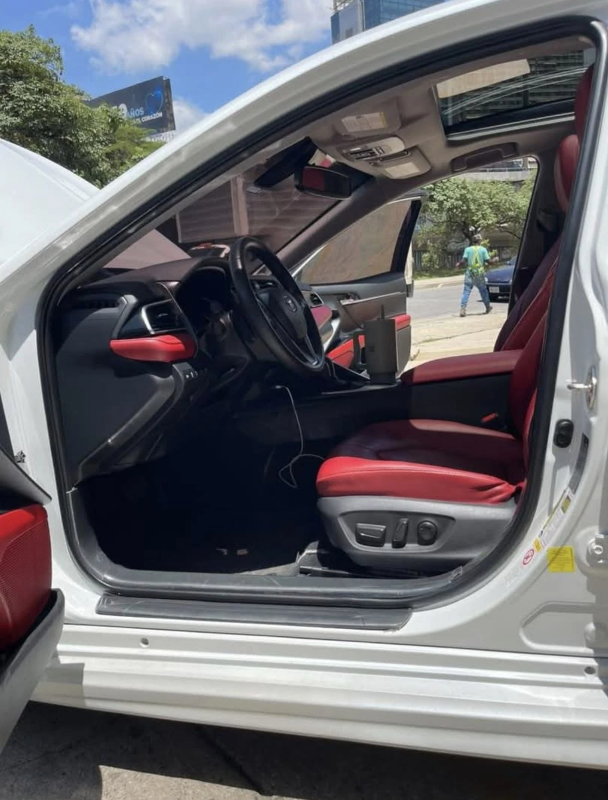 2016 Toyota Camry SE — photo 5