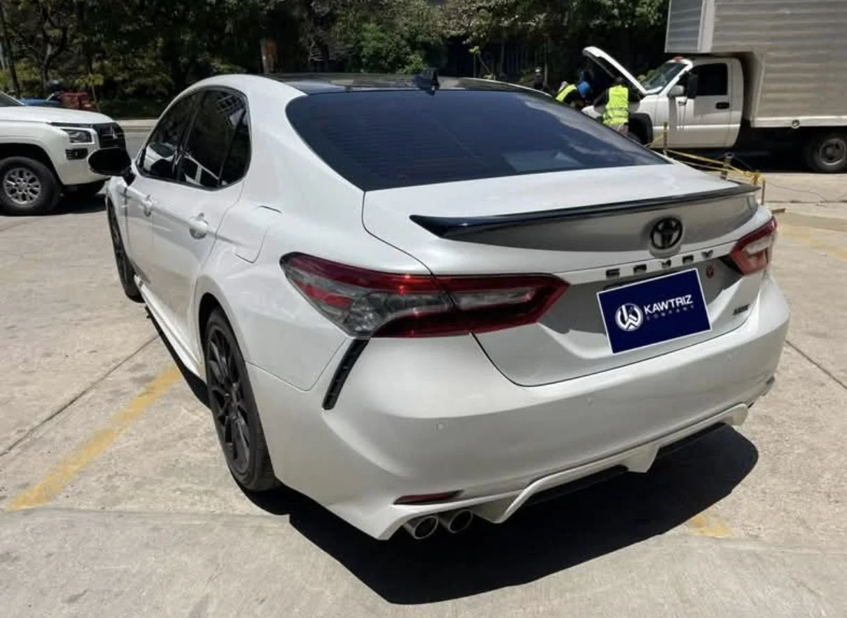 2016 Toyota Camry SE — photo 2