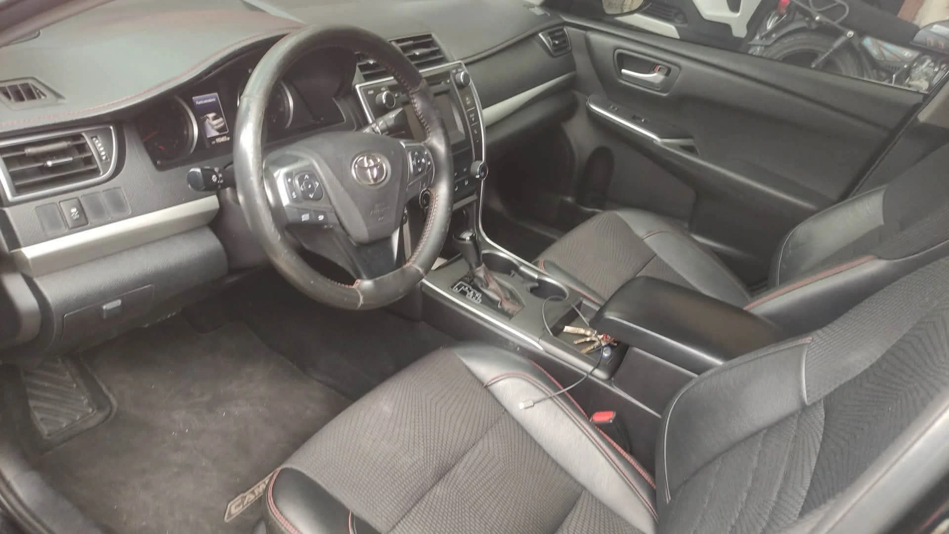 2016 Toyota Camry SE — foto 3