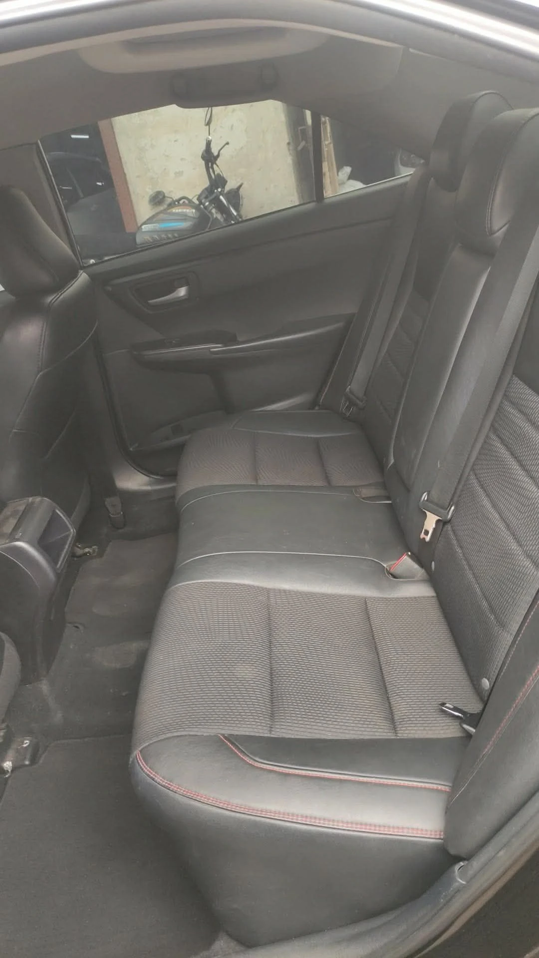 2016 Toyota Camry SE — foto 5